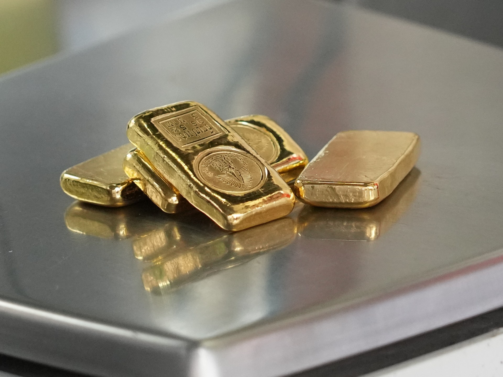 الذهب ينخفض مع ارتفاع الدولار وتوقعات خفض الفائدة تتراجع