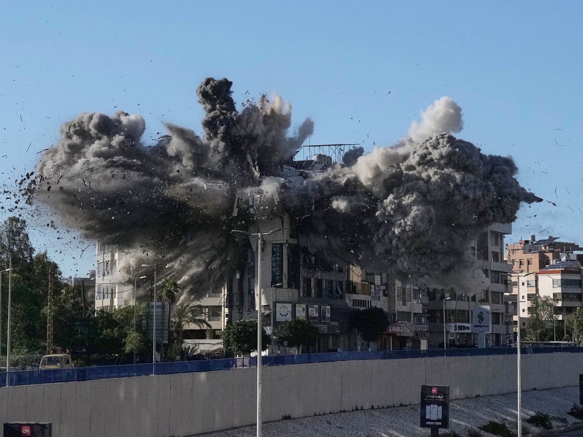 إسرائيل تهدد باحتلال لبنان وكتلة حزب الله تتوعد بـ"مقبرة للغزاة"