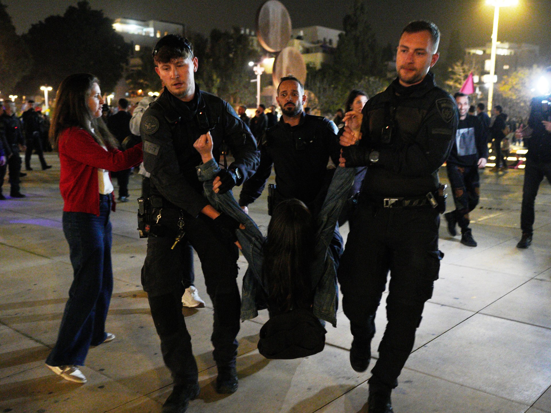 مئات الإسرائيليين يتظاهرون للمطالبة بوقف الحرب مع إيران والشرطة تفرقهم