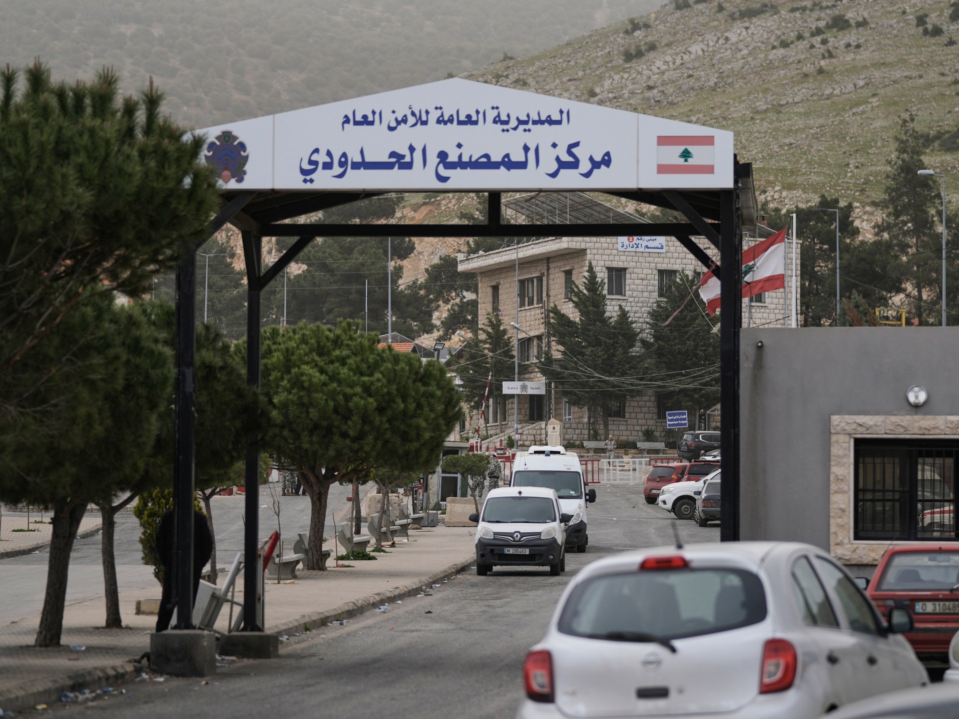 بضغط دبلوماسي.. إسرائيل تتراجع عن استهداف معبر "المصنع" بين لبنان وسوريا