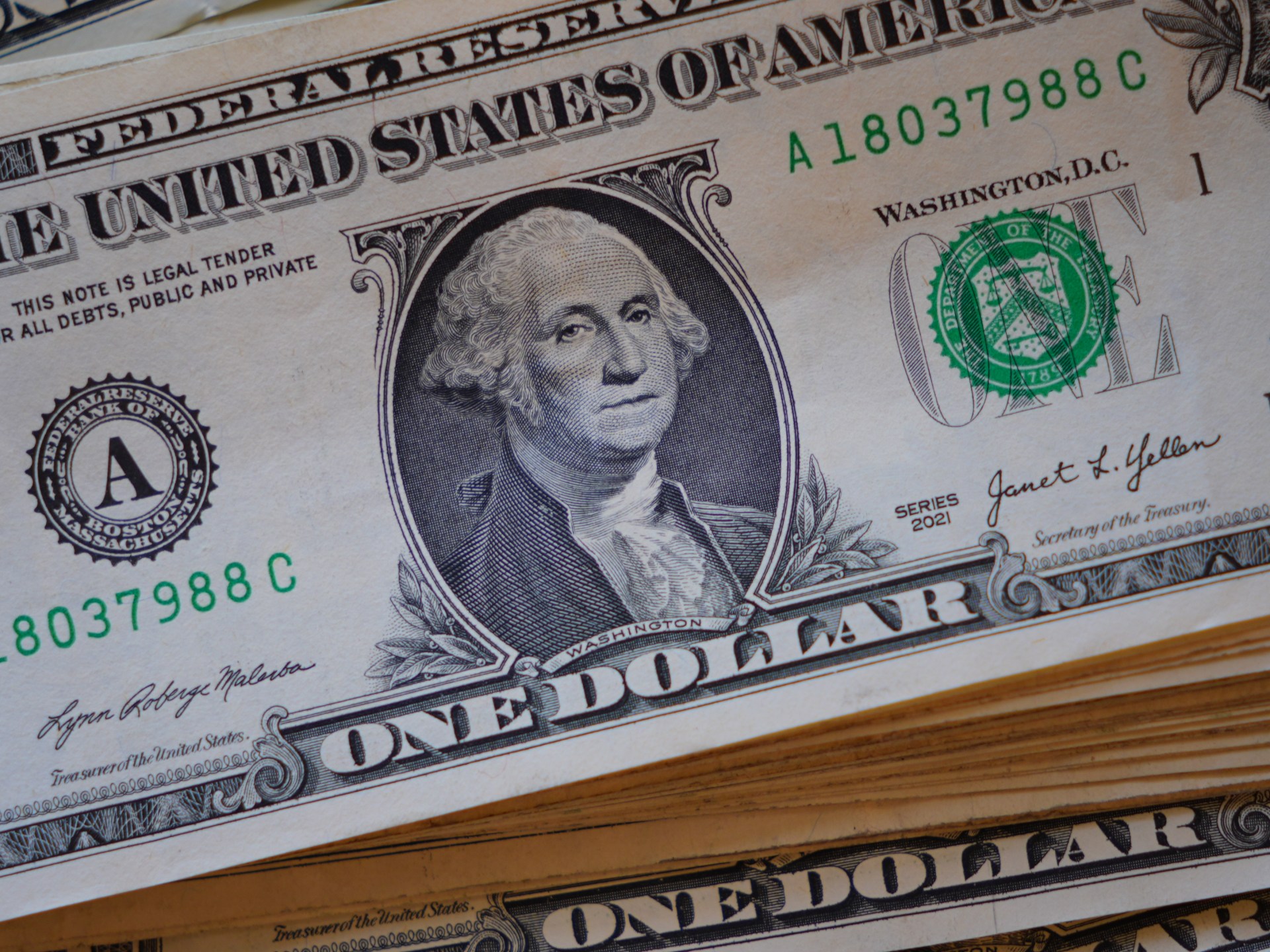 الدولار يتماسك مع ترقب قرار الفيدرالي وسط ضغوط الحرب