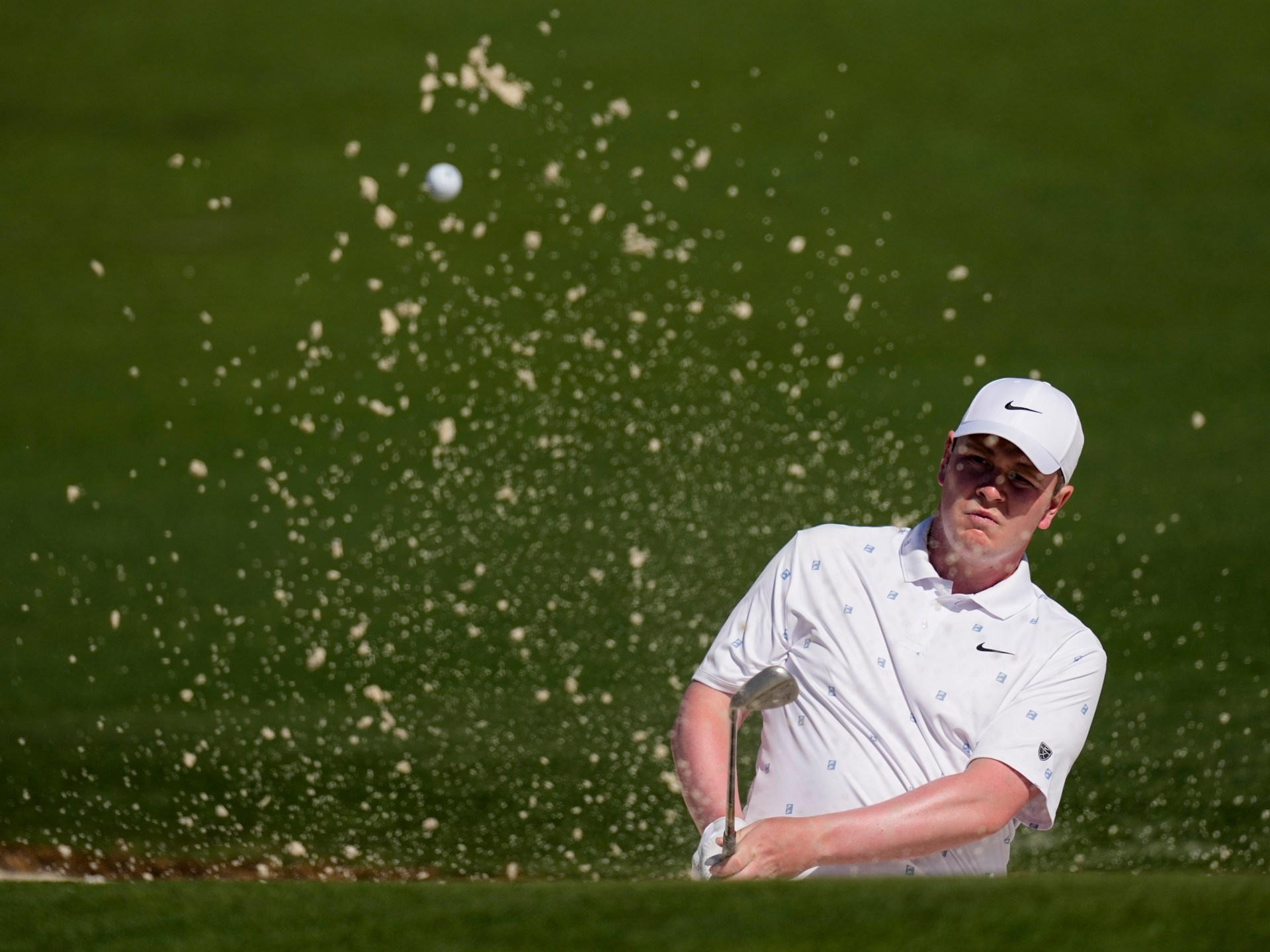 ما الذي يدفع محترفي الغولف لترك البطولات واللجوء إلى يوتيوب؟