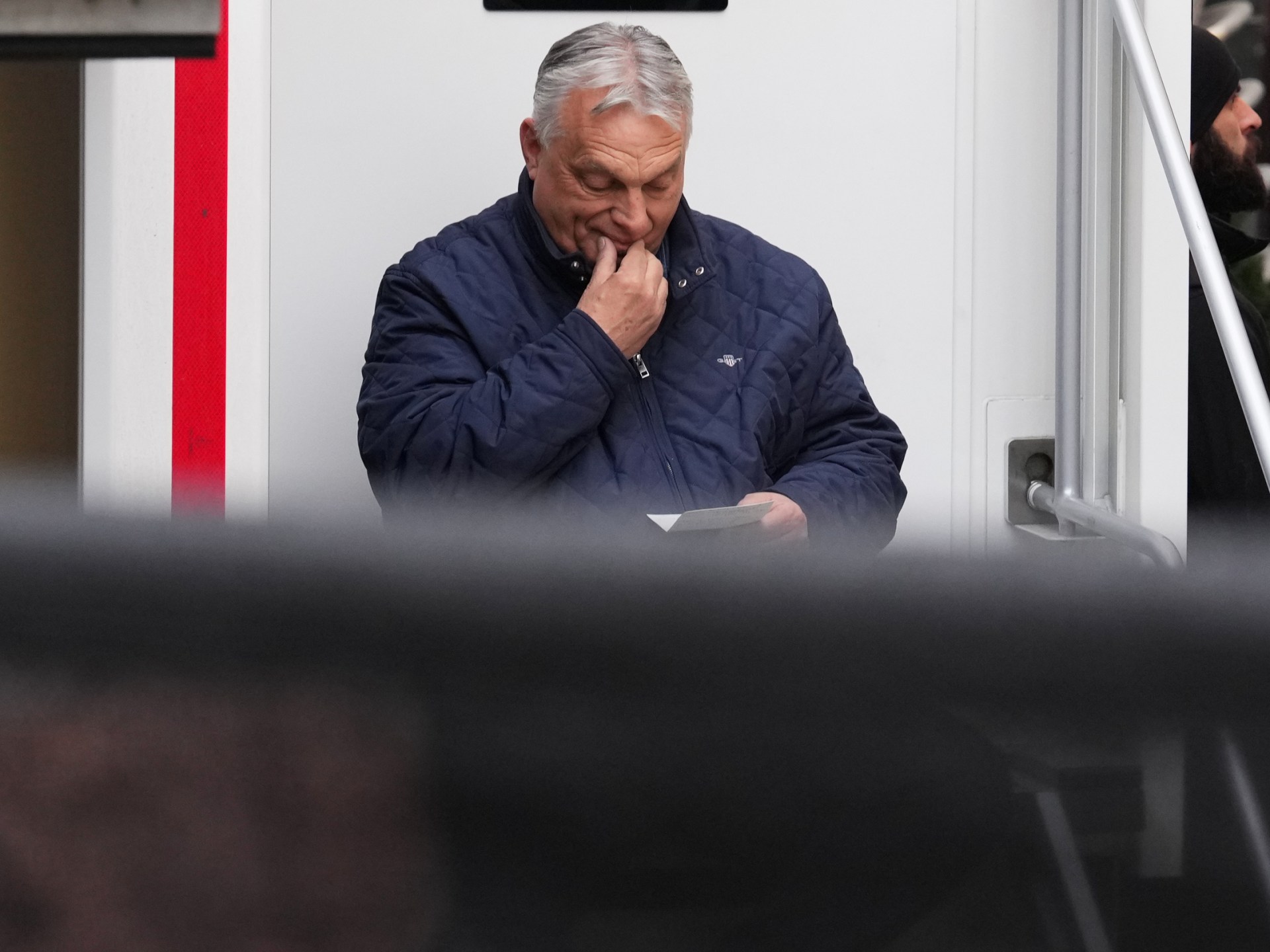 ترمب يلقي بثقله الاقتصادي خلف أوربان في مواجهة صناديق الاقتراع المجرية