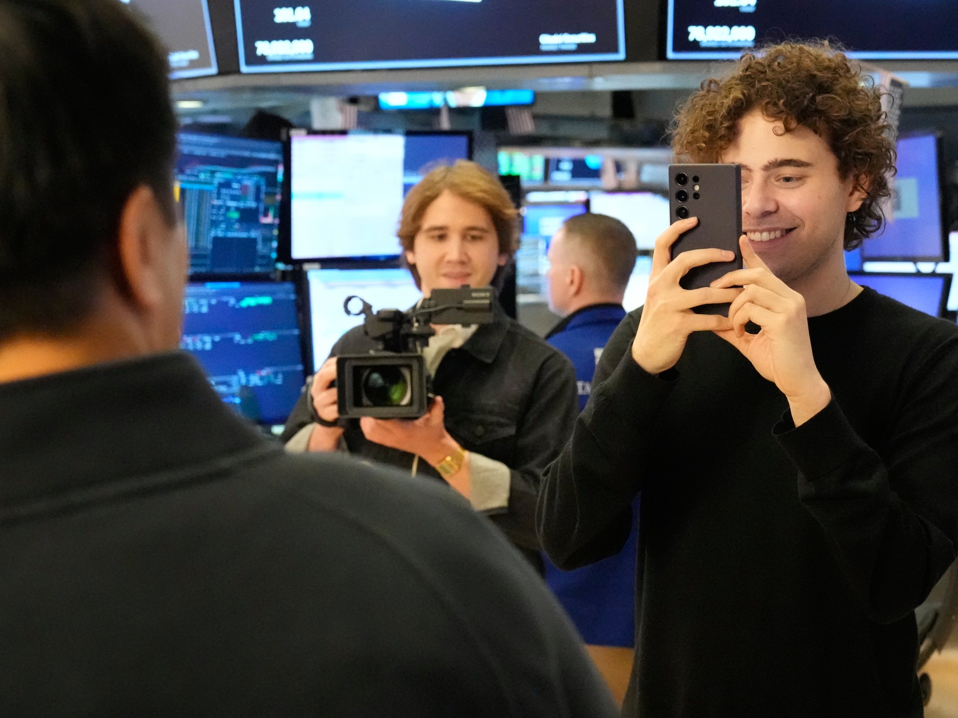 تحقيق لغارديان: هؤلاء يراهنون بملايين الدولارات على الكوارث والحروب