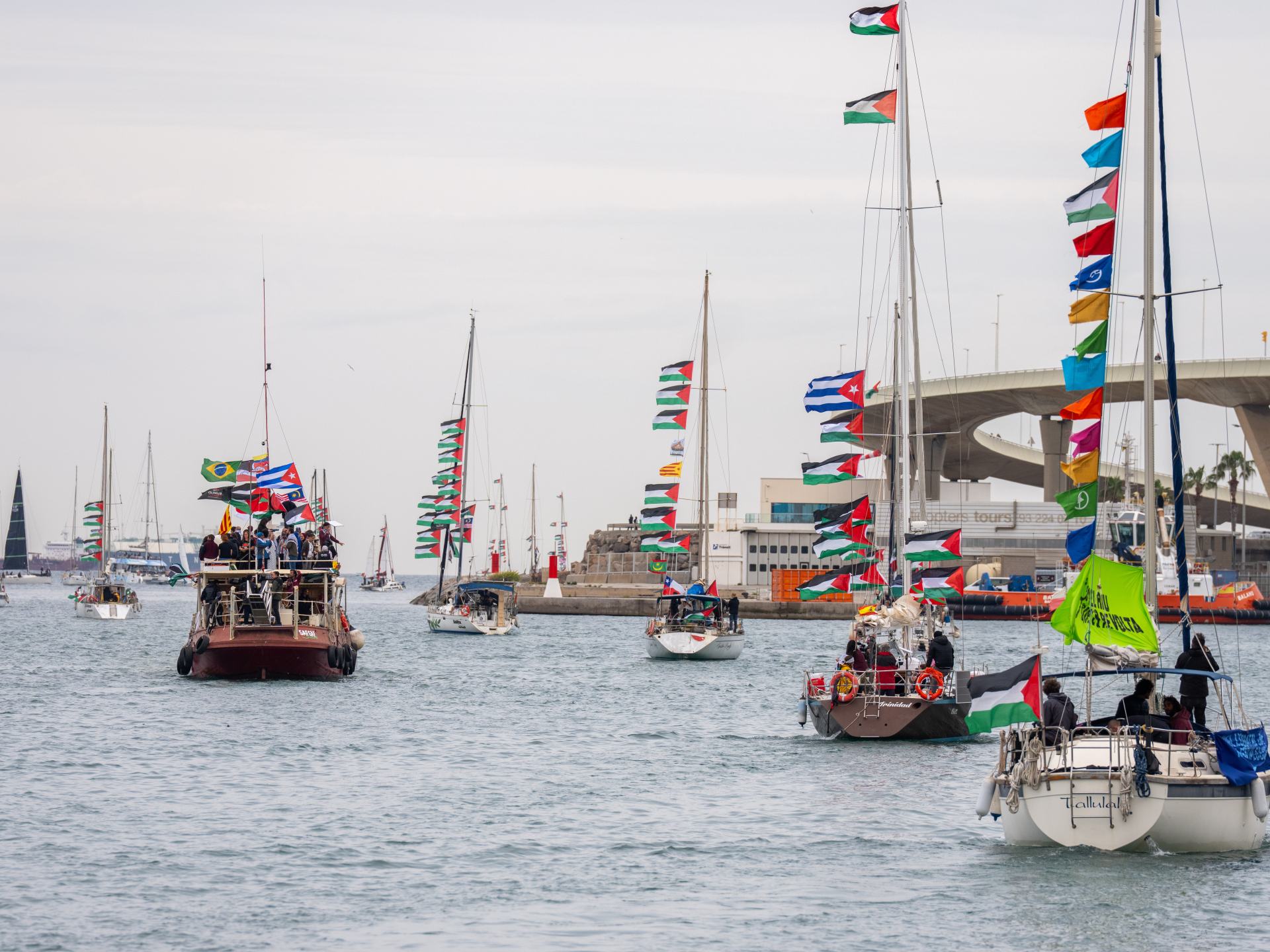 أسطول الصمود ينطلق من برشلونة نحو غزة لكسر الحصار