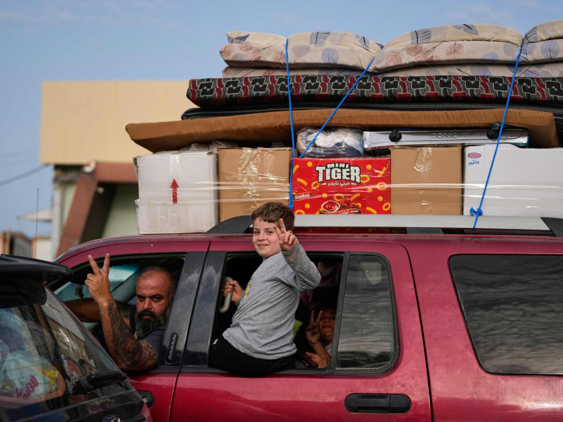 لبنان.. عشرات آلاف النازحين يعودون للجنوب والضاحية مع بدء الهدنة