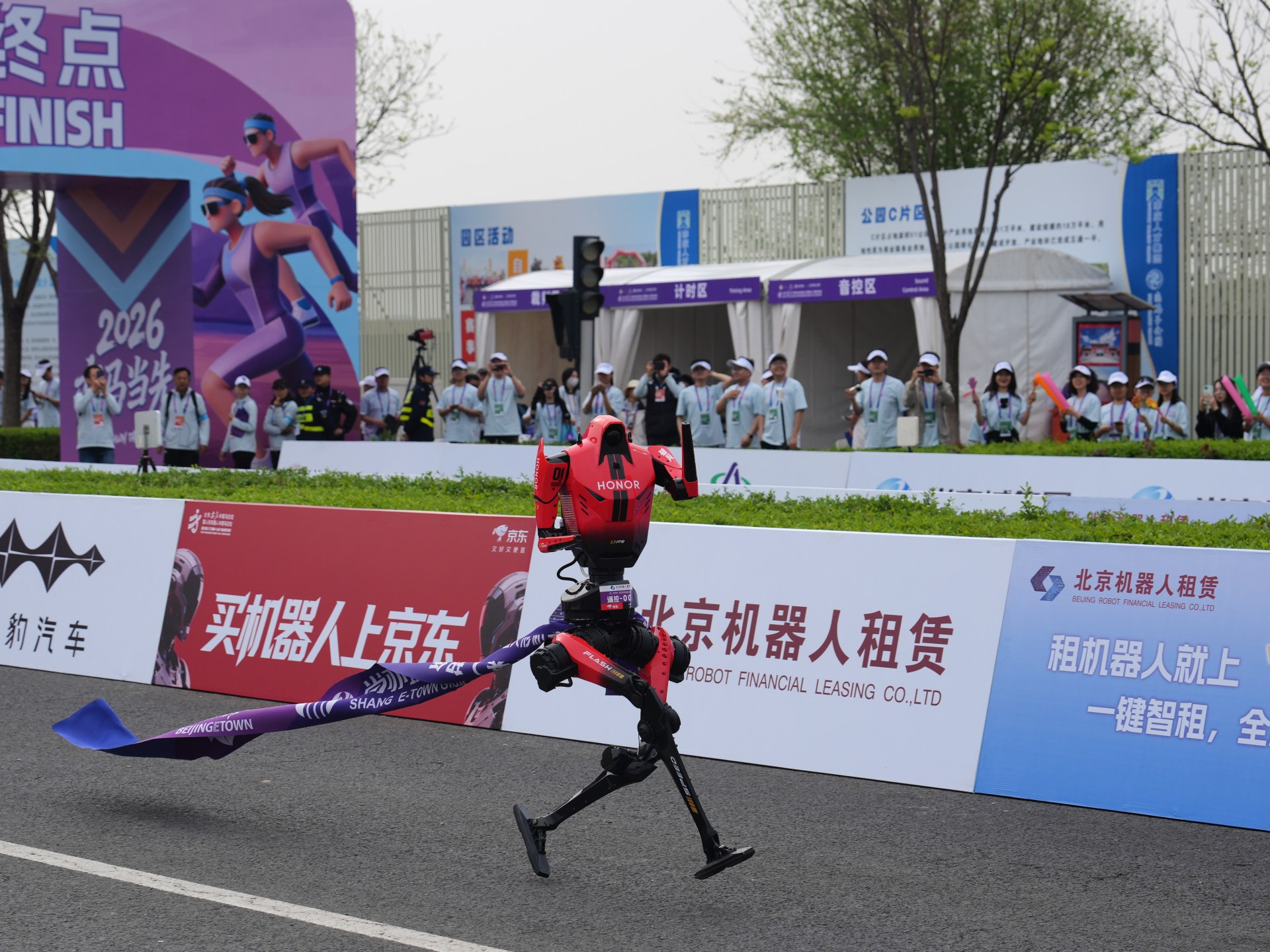 شاهد.. روبوتات رياضية تتفوق على عدائين من البشر في سباق ماراثون