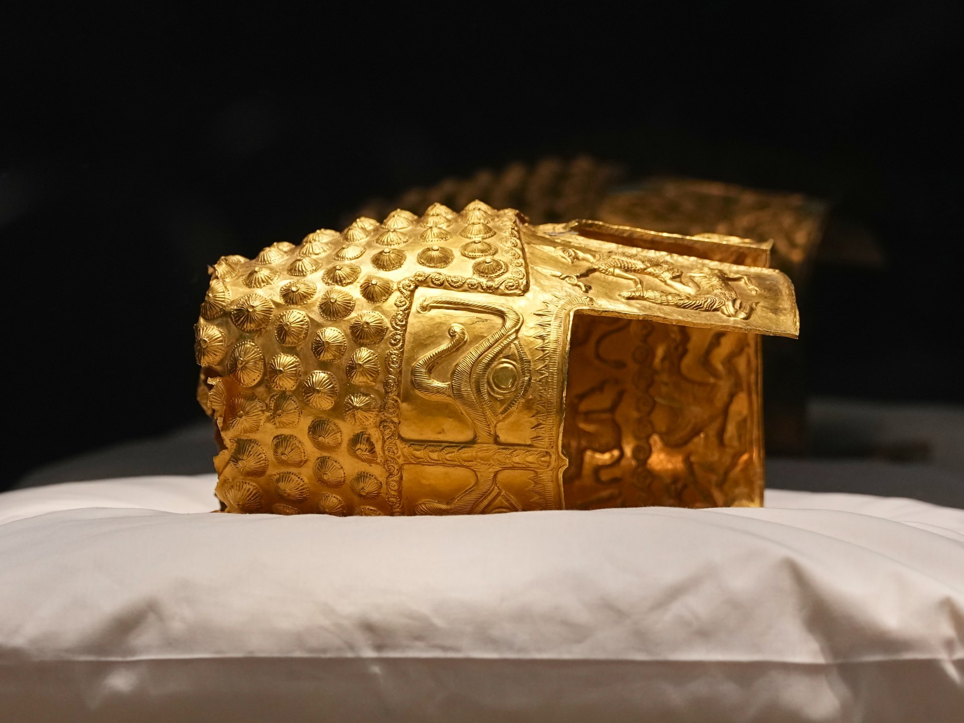 السوق تفتقد الوضوح.. الذهب يرتفع والنفط يختبر هدنة أمريكا وإيران