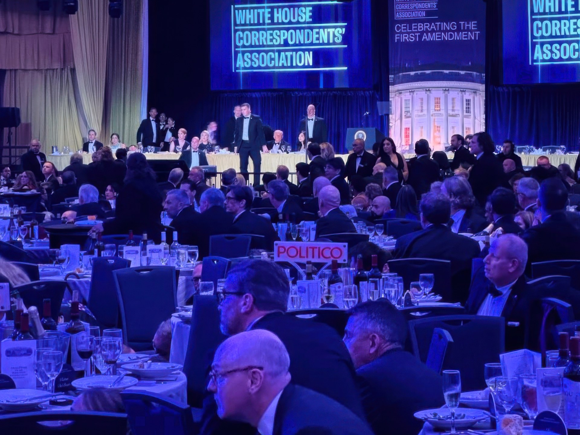 انبطحوا أرضا.. ذعر وفوضى بحفل عشاء مراسلي البيت الأبيض