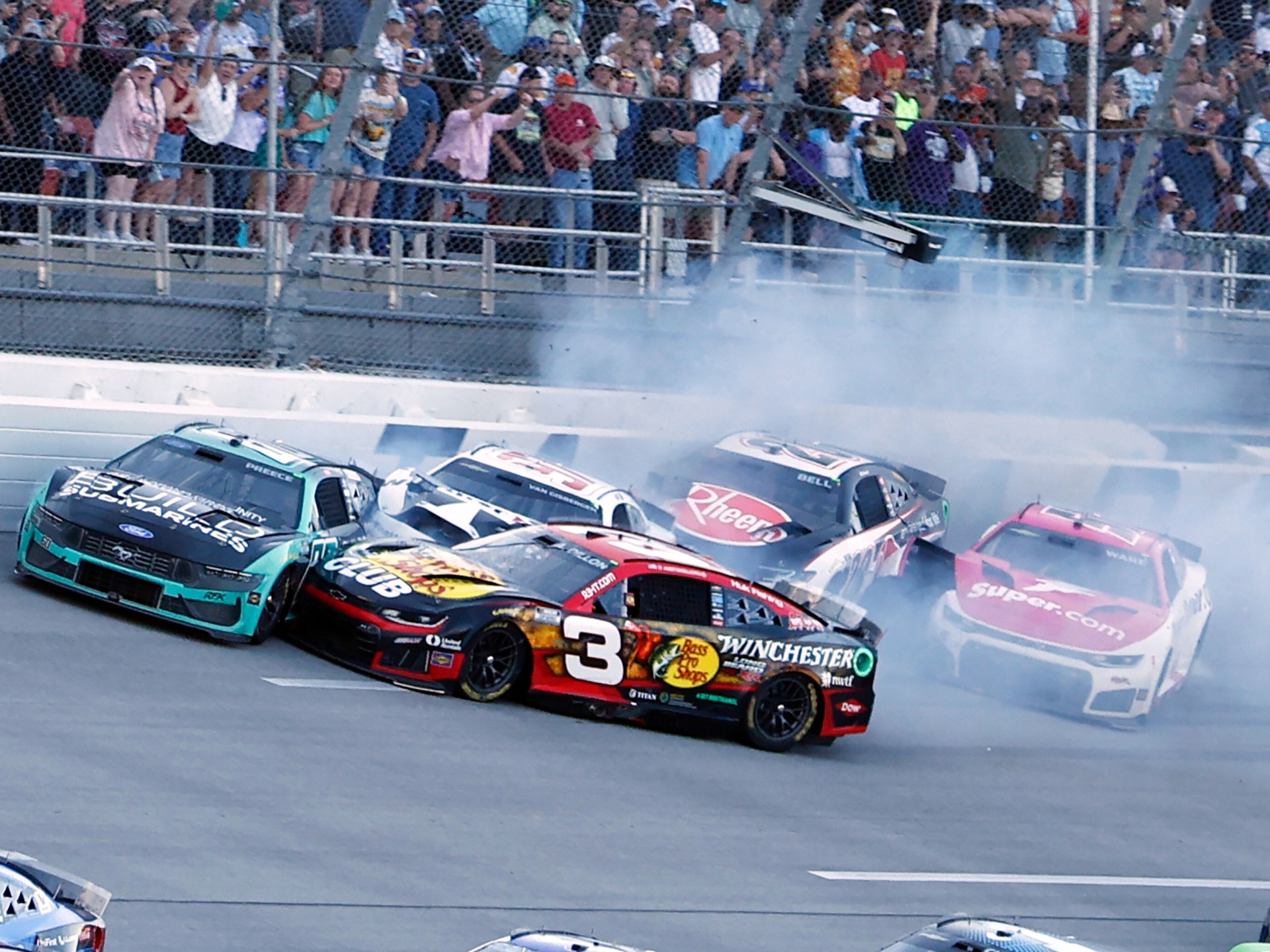 بالفيديو.. تصادم جماعي بين 26 سيارة في سباق ناسكار بالولايات المتحدة‬