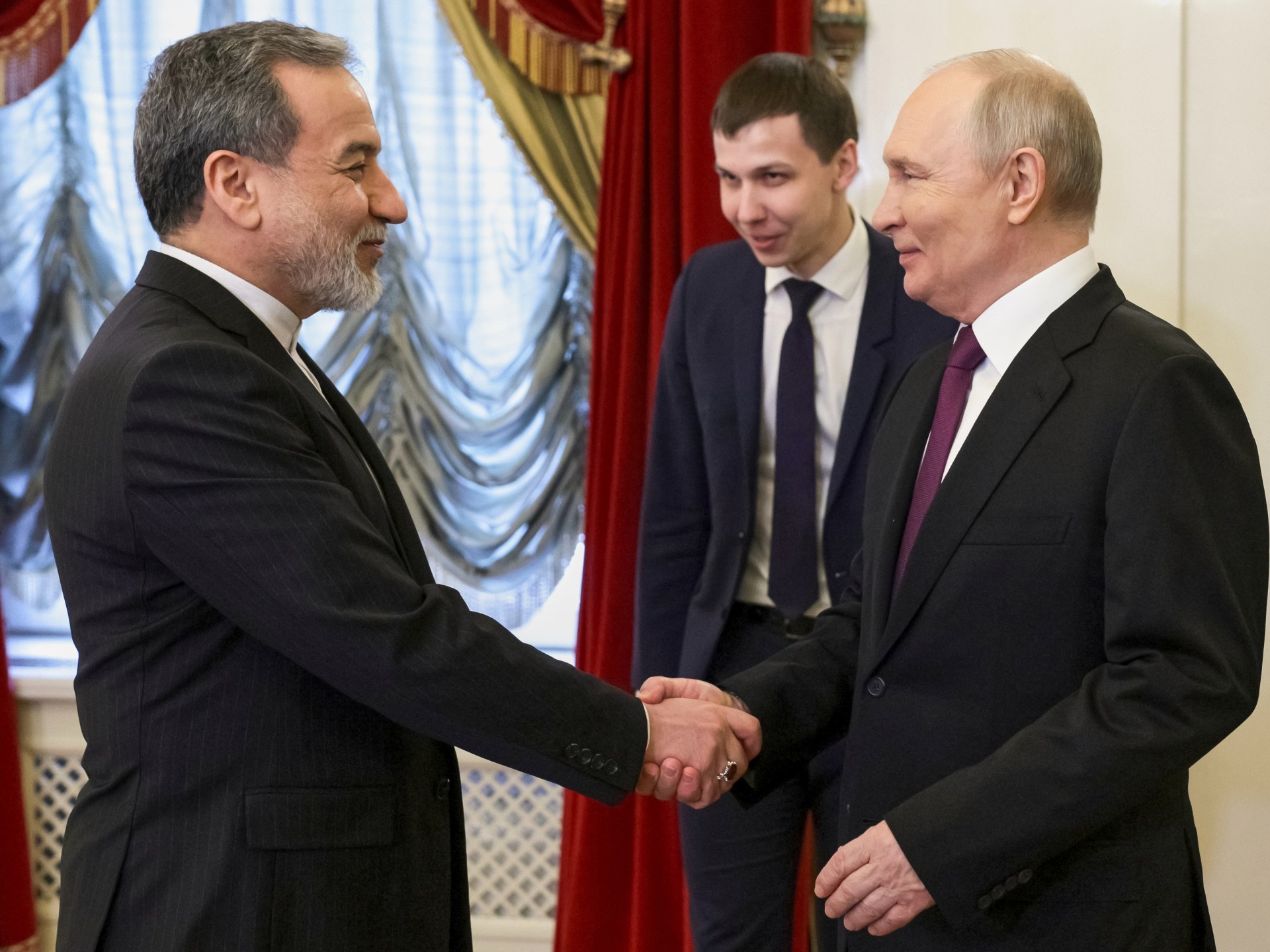 تلغراف: تنازلات وخطوط حمراء على طاولة بوتين وعراقجي