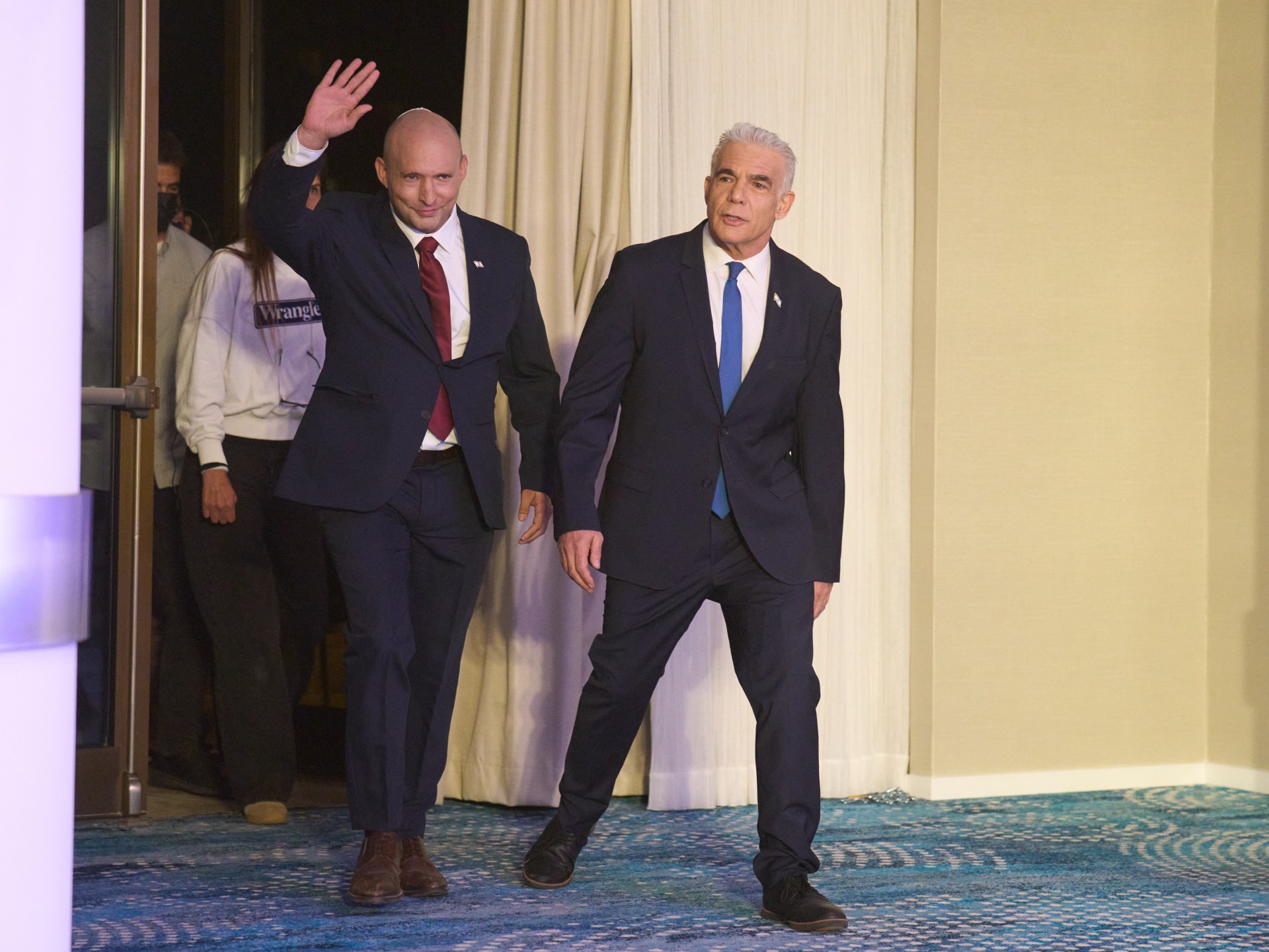 من المستفيد من التناقضات بين بينيت ولبيد؟