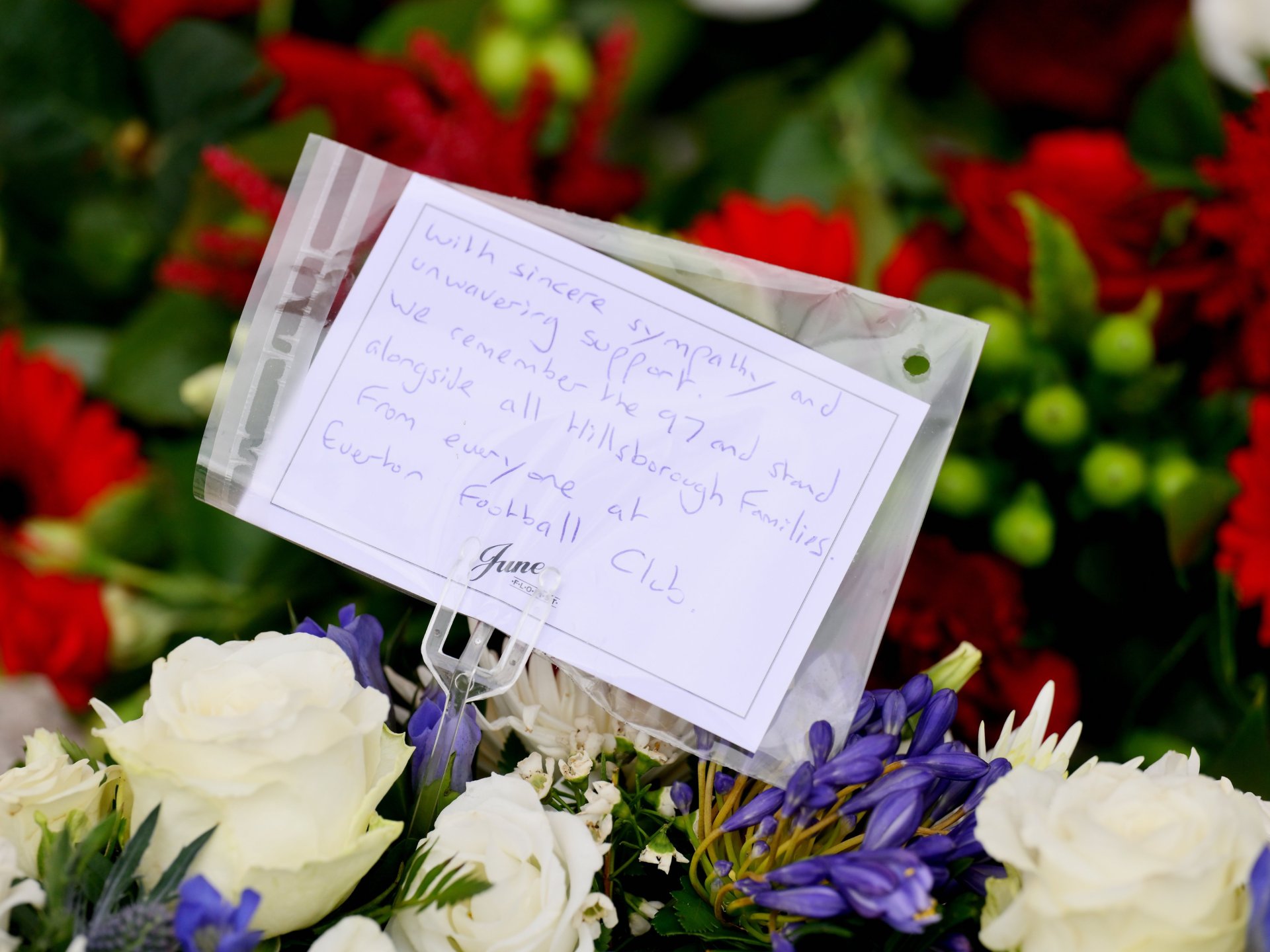 بحضور أساطير ليفربول.. إيفرتون يحيي ذكرى كارثة "هيلزبره"