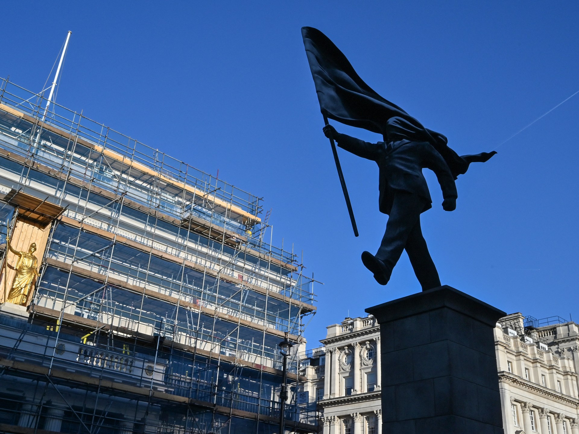 الفنان المجهول بانكسي يَنصب رجلا يخطو في الفراغ فجأة وسط لندن