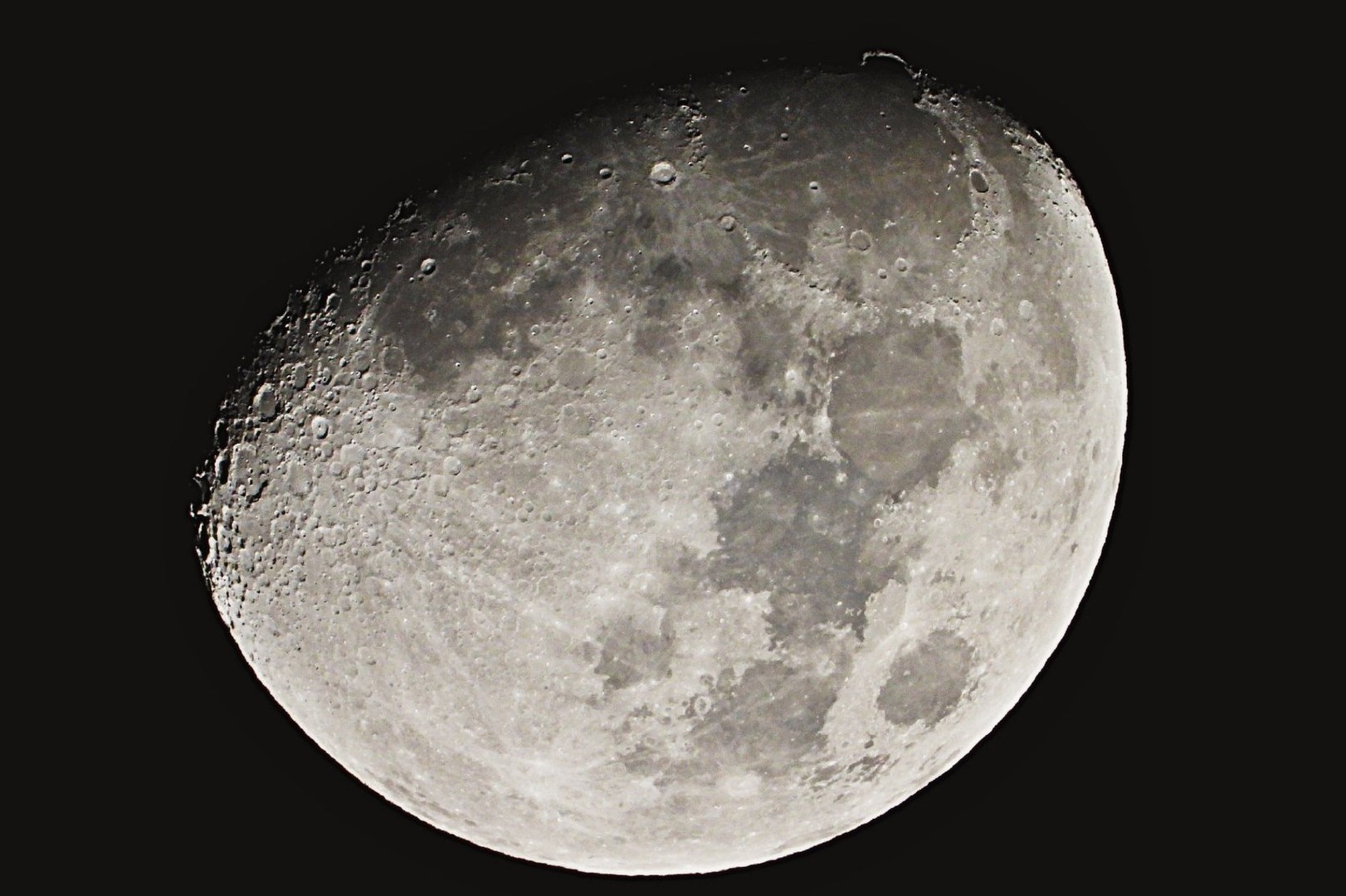 سحر "المقبض الذهبي".. شاهد الشمس حين ترسم تضاريس القمر بالضوء