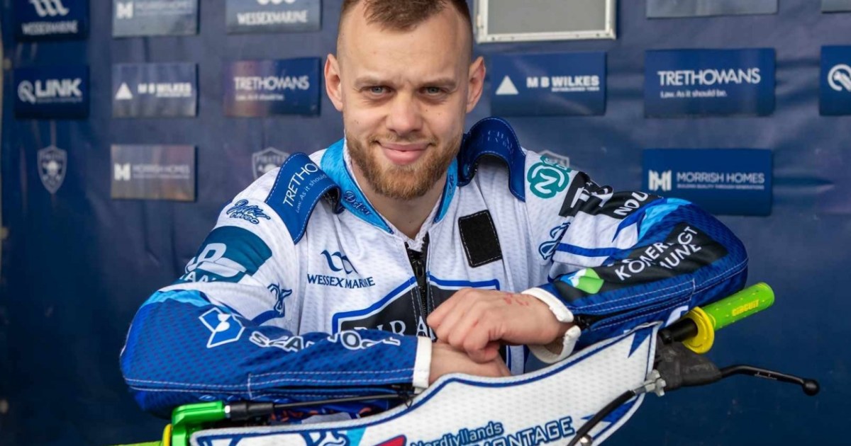 كسور متعددة وثقب بالرئة.. تومسن نجم سباقات السرعة ينجو من الموت