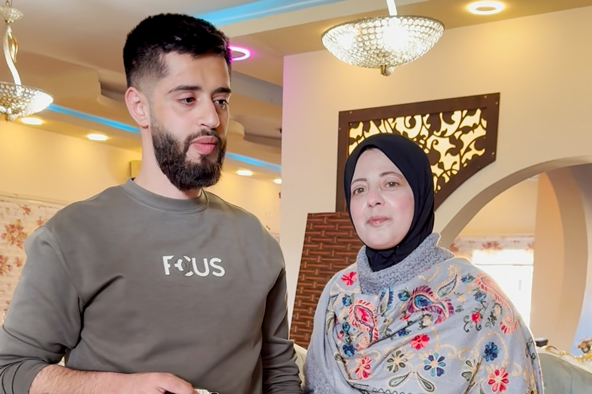 "روحي قبل روح ابني وعمري قبل عمره".. أم فلسطينية ترافق نجلها خلال اعتقاله