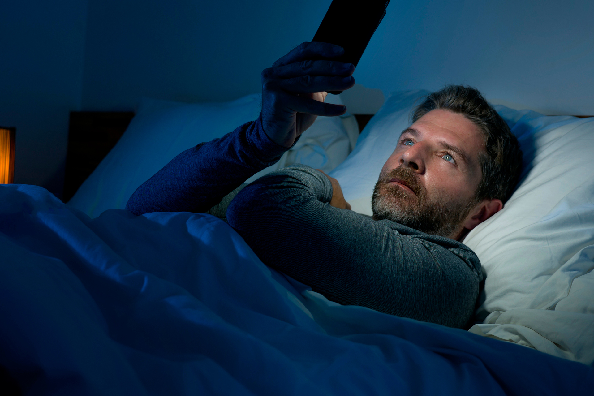 طقس يومي بسيط في الظلام قد يعيد تشكيل علاقتك بالنوم