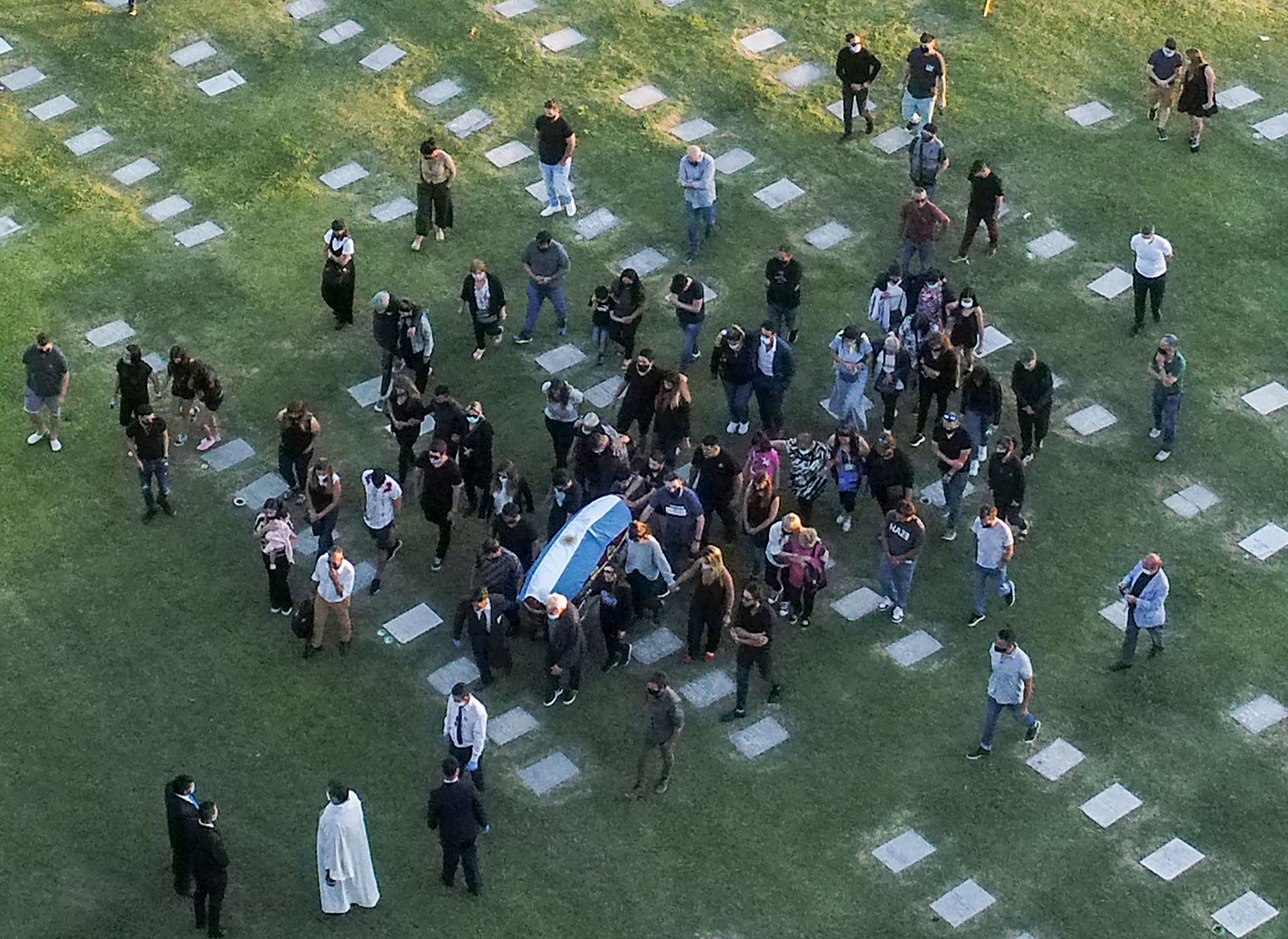 صدمة في محاكمة طبيب مارادونا.. صور جثة الأسطورة تكشف غياب الرعاية الطبية