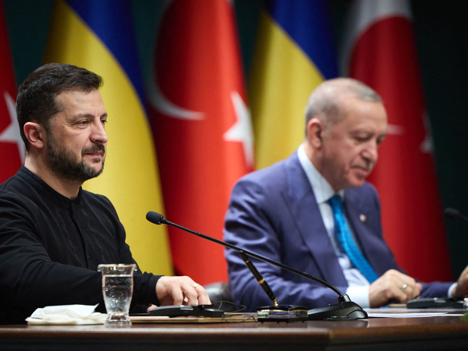 لماذا طلب زيلينسكي من تركيا ترتيب قمة مع بوتين؟