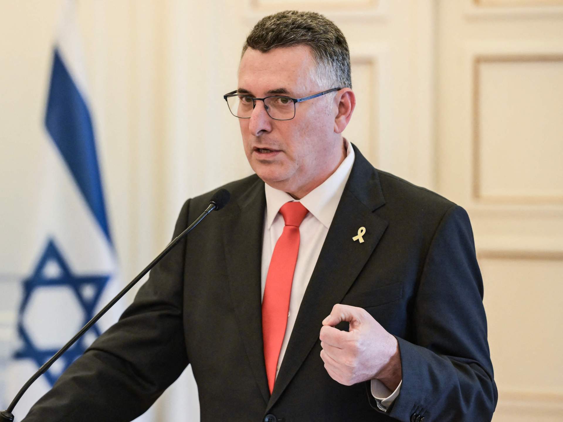 كاتبة بهآرتس: إسرائيل تسعى جاهدة لإبعاد أقرب حلفائها