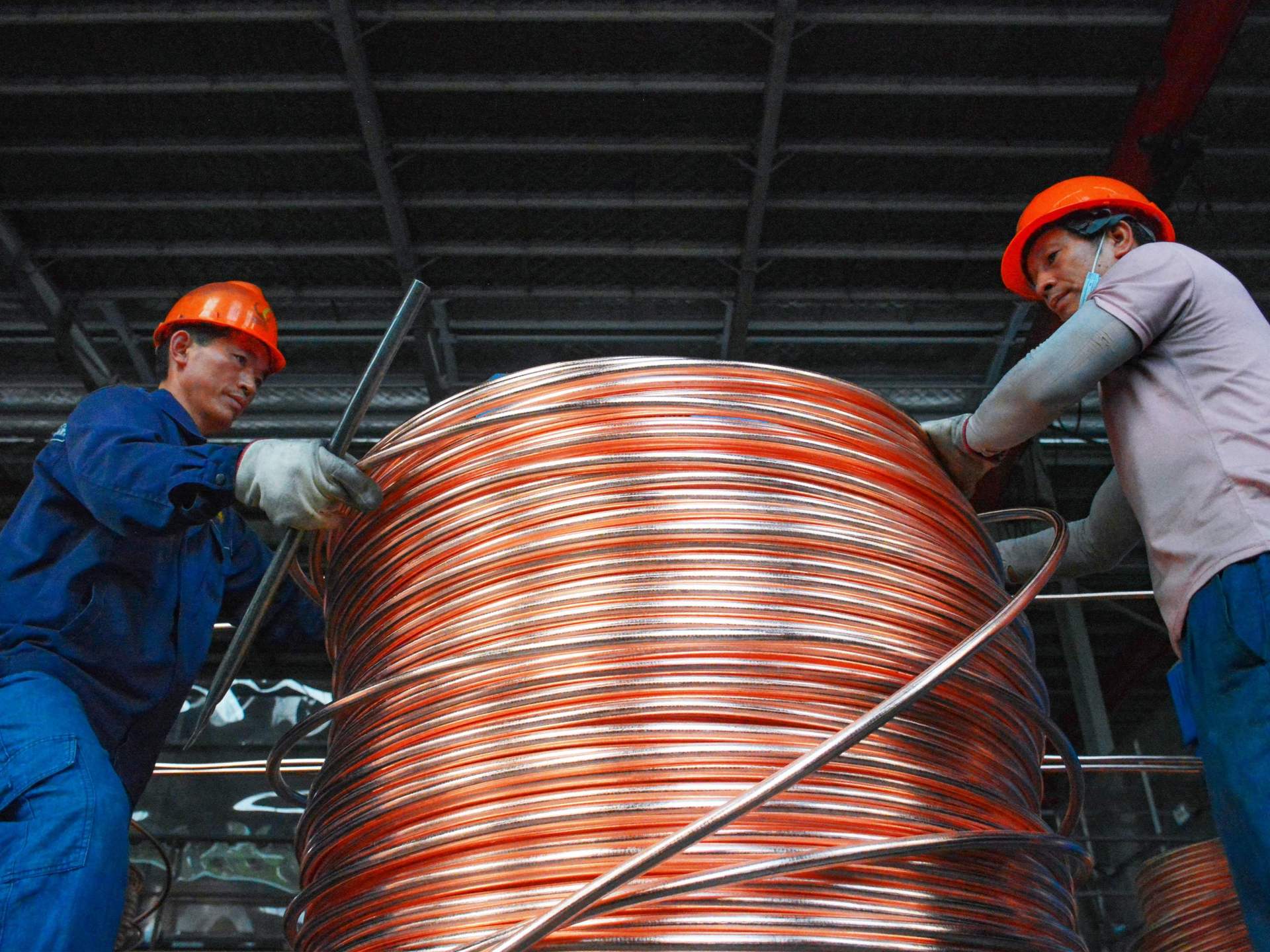 تفاؤل بالتهدئة وضعف الدولار يرفعان النحاس لأعلى سعر منذ أسابيع