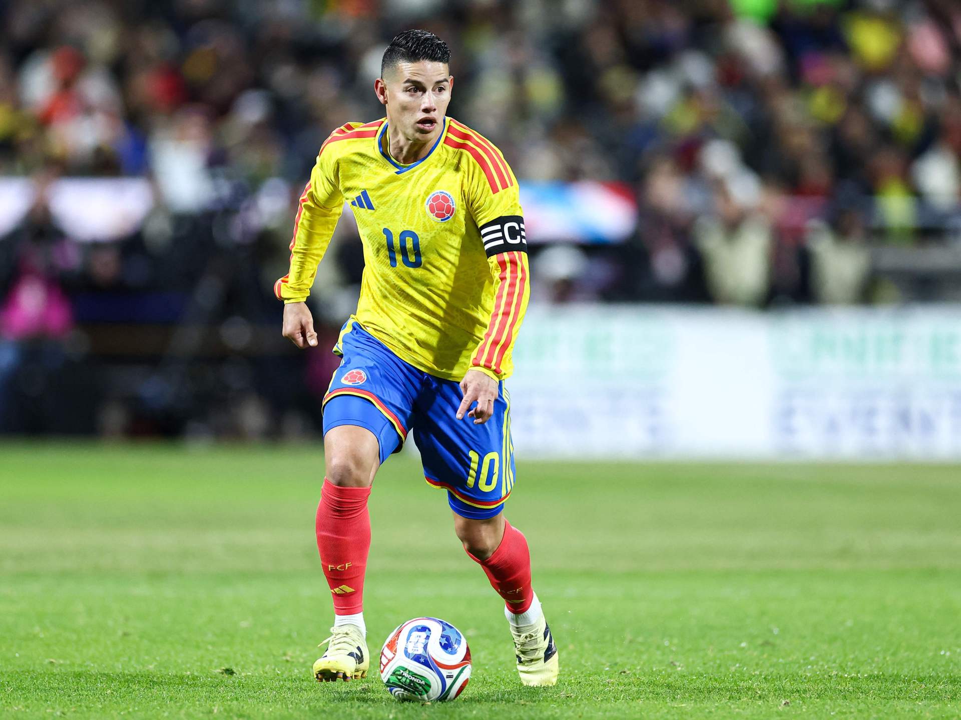 ليست إصابة ملاعب.. استنفار كولومبي بعد نقل خاميس رودريغيز إلى المستشفى