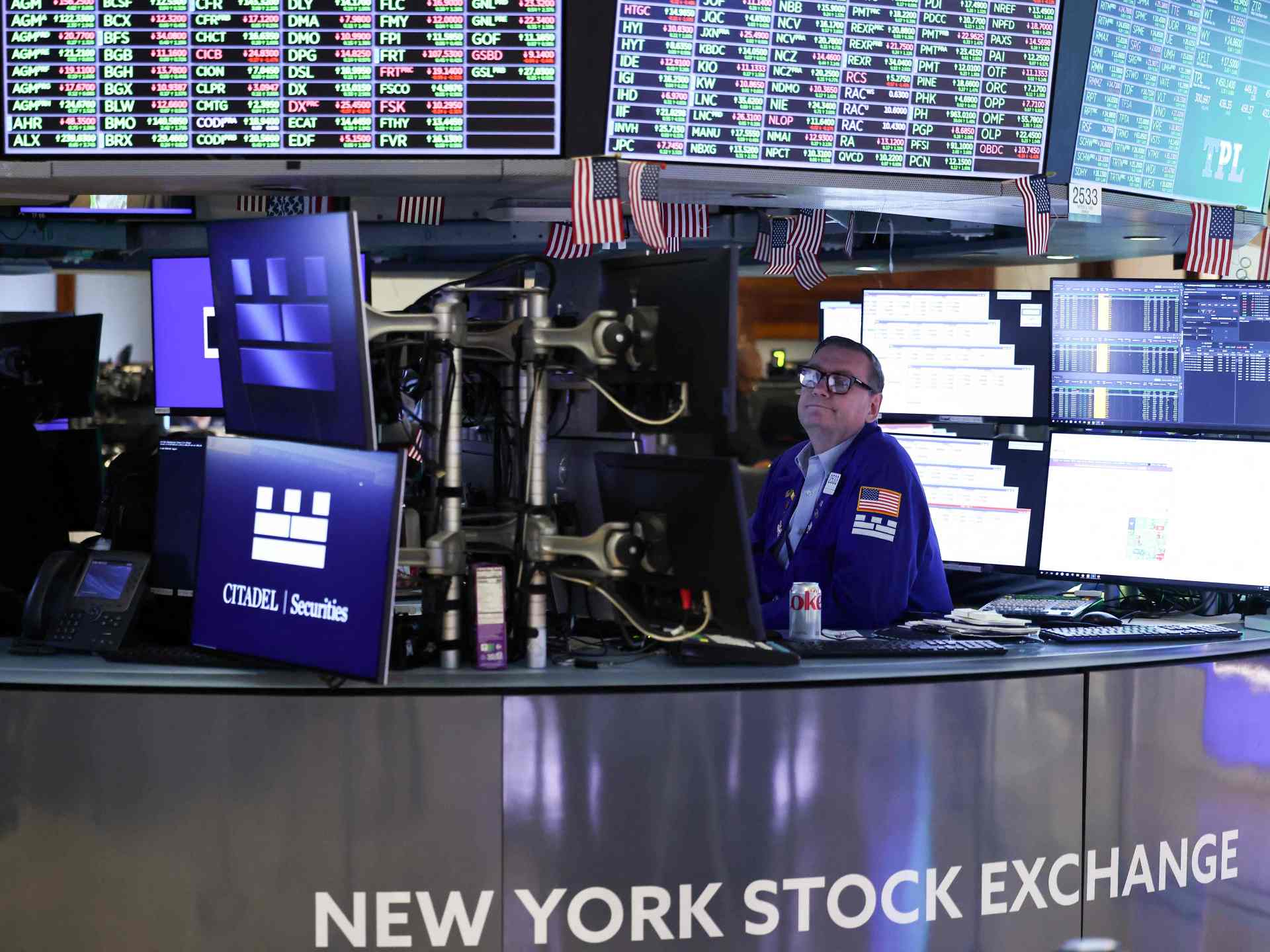 وول ستريت تتراجع مع اهتزاز هدنة إيران وصعود النفط