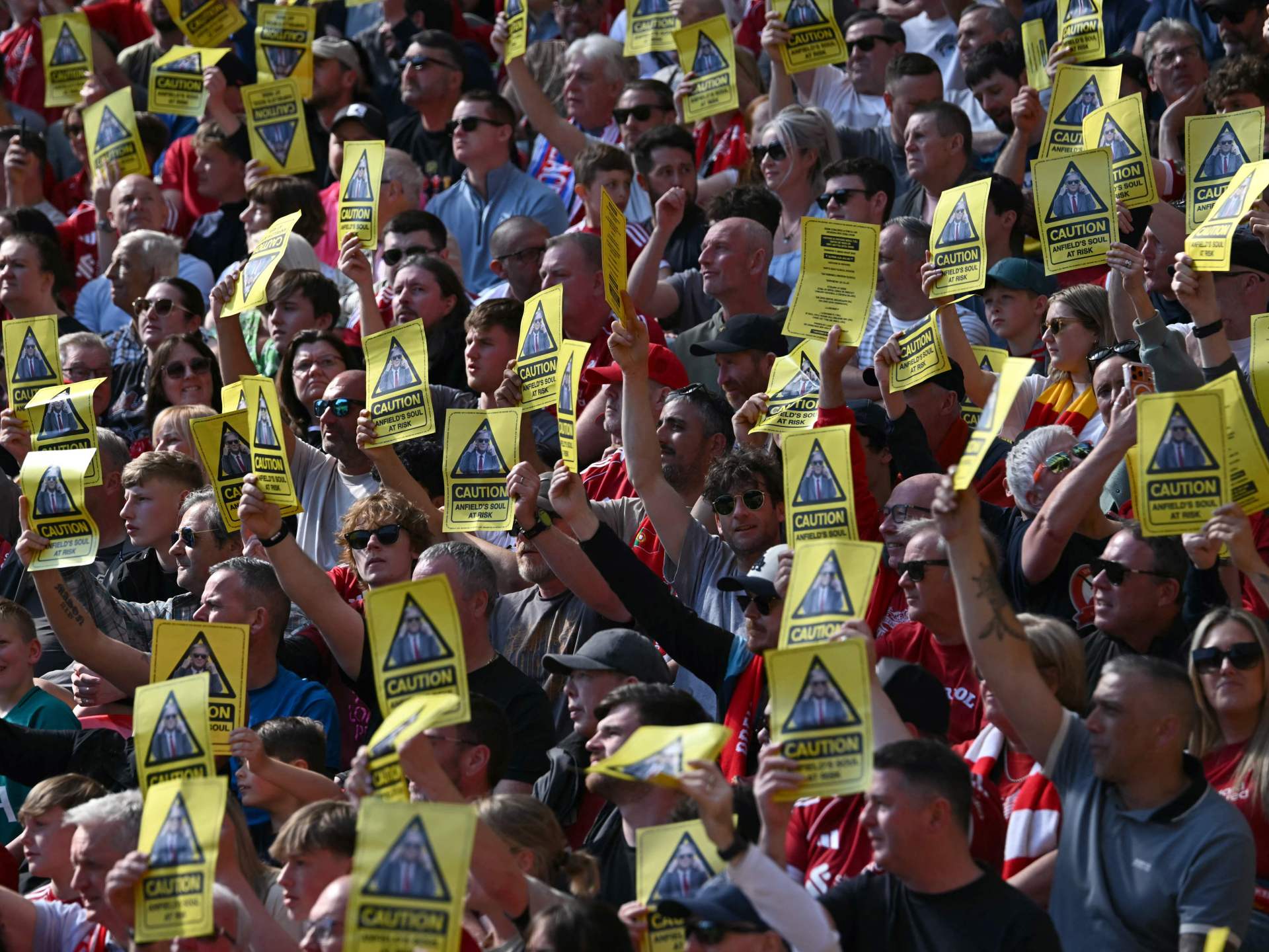 شاهد.. اللون الأصفر يغزو مدرجات "أنفيلد" في الدقيقة 13؟.. ما القصة؟