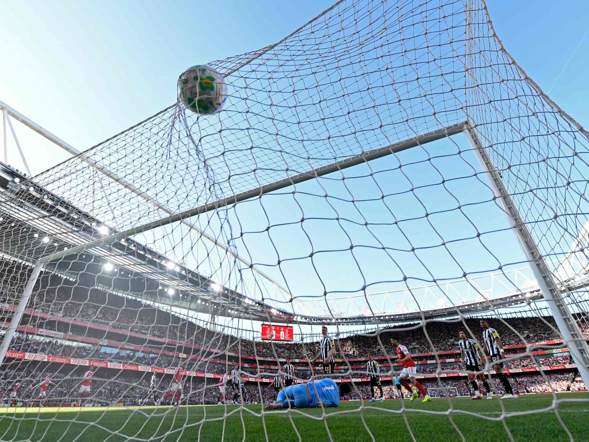 شاهد.. أرسنال يعتلي صدارة البريميرليغ مؤقتا بفوز شاق على نيوكاسل