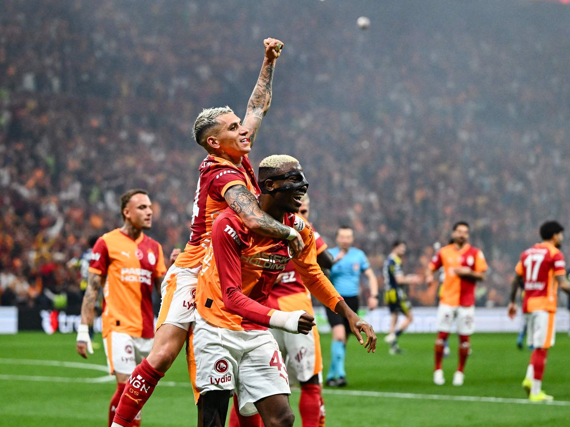 غلطة سراي يهزم فنربخشة ويقترب من حسم لقب الدوري التركي