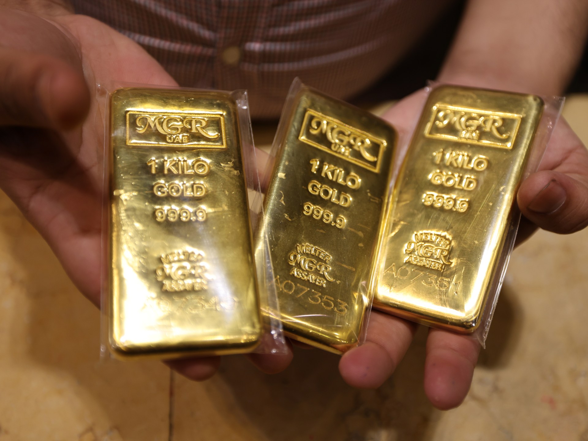 الذهب يرتفع بدعم ضعف الدولار وآمال اتفاق أمريكي إيراني