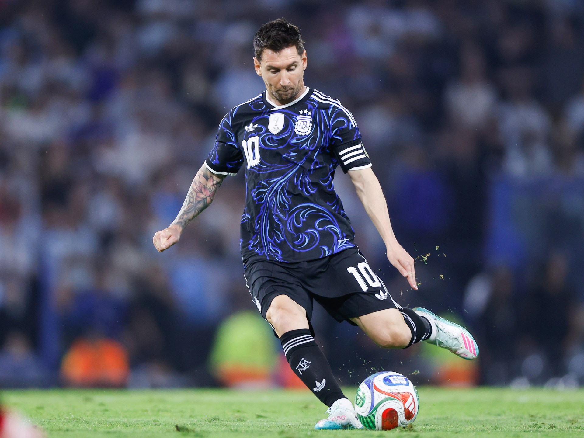 ميسي يستحوذ رسميا على ملكية ناد عريق في كتالونيا