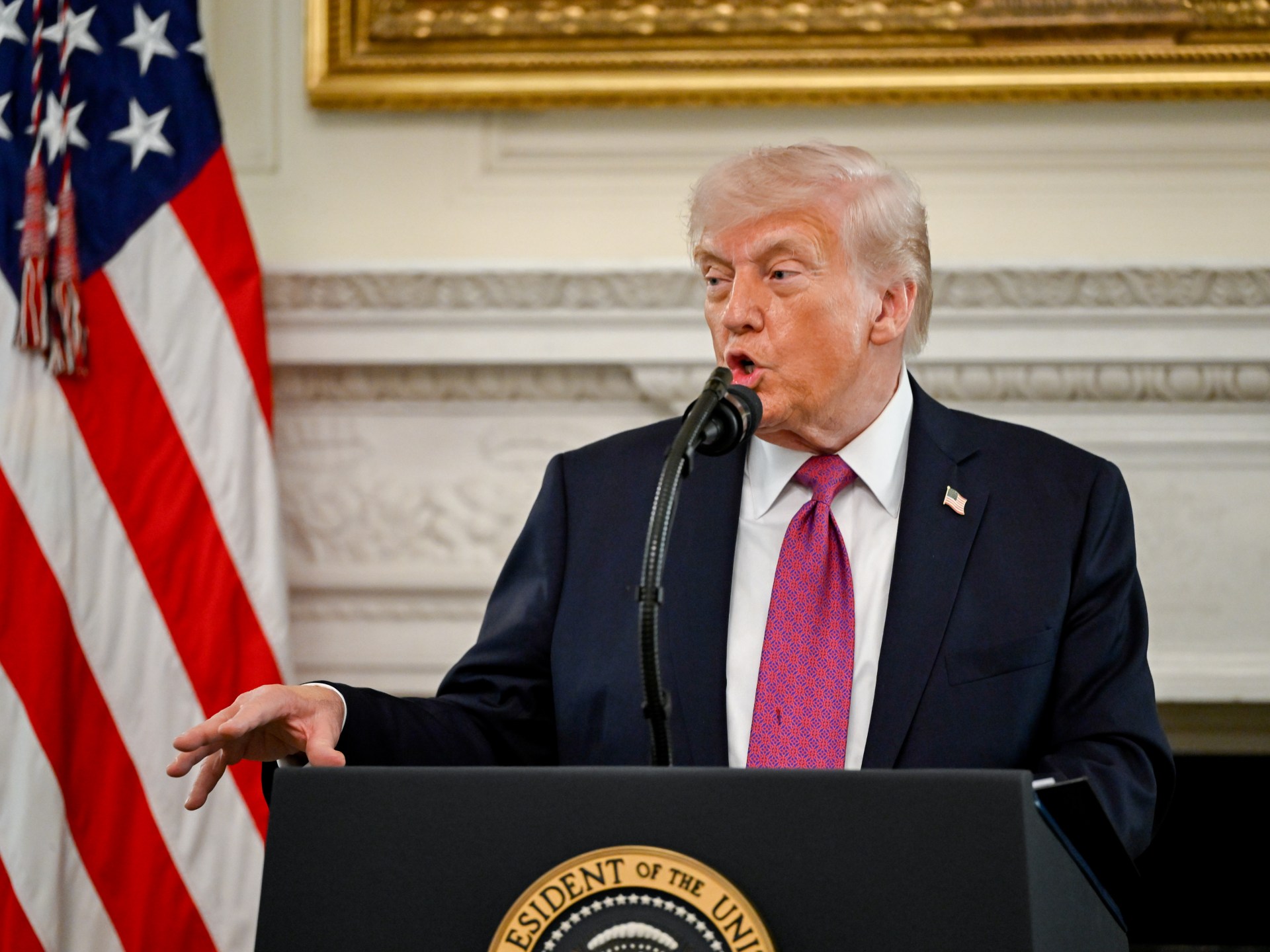 اتهامات إيرانية بالمناورة.. ترمب يمدد وقف إطلاق النار ويتمسك بحصار الموانئ