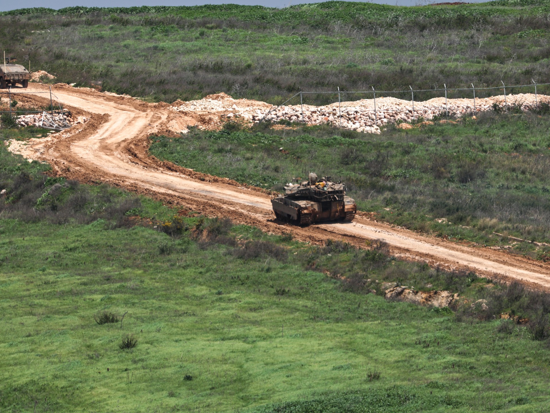 معركة التكتيكات الميدانية جنوب لبنان.. "مبادلة الجغرافيا بالخسائر" لمواجهة "مسك المناطق الحاكمة"