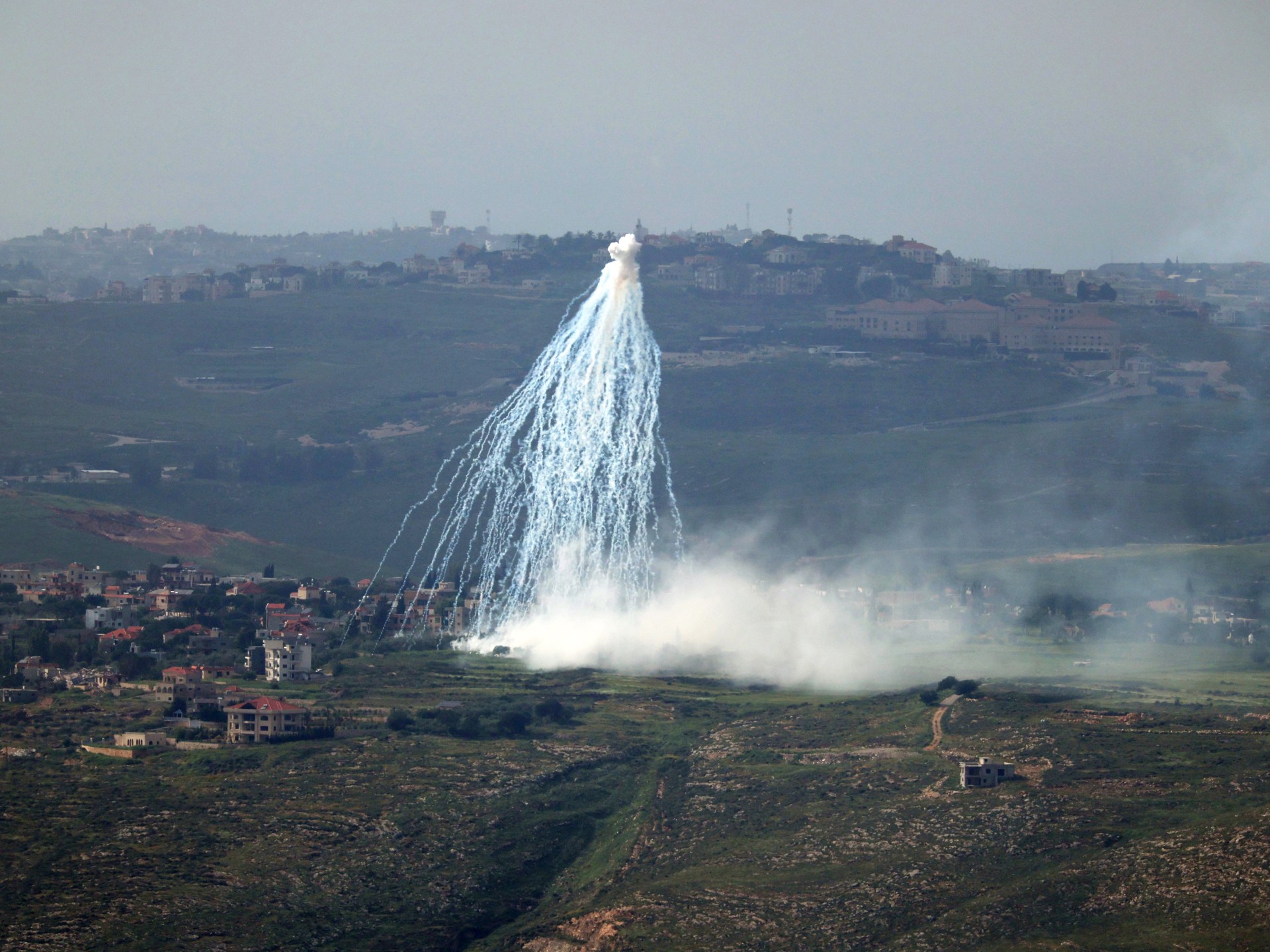 تصعيد إسرائيلي وبيروت تصف مقتل أفراد الدفاع المدني بـ"جريمة حرب"