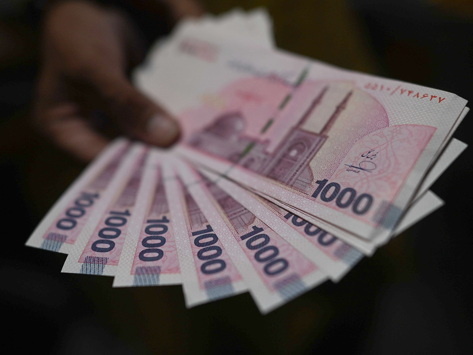 انخفاض قياسي للعملة الإيرانية بلغ 1.8 مليون ريال مقابل الدولار