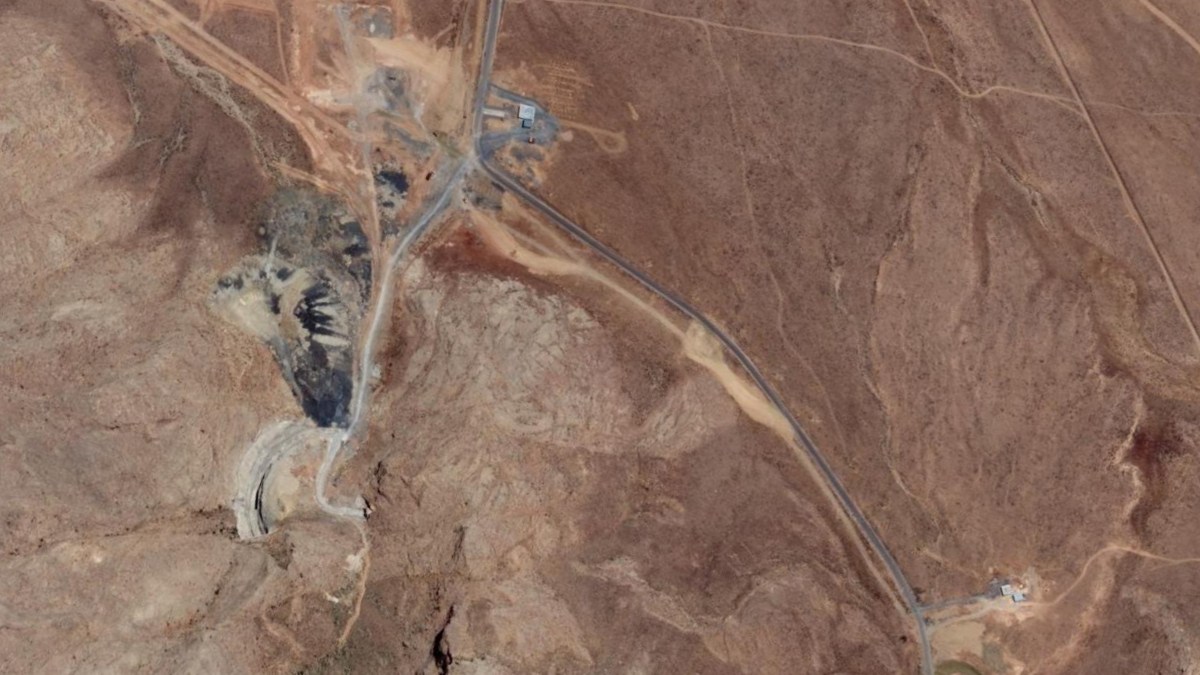 صور أقمار صناعية ترصد إعادة فتح مداخل قاعدة صاروخية إيرانية تحت الأرض