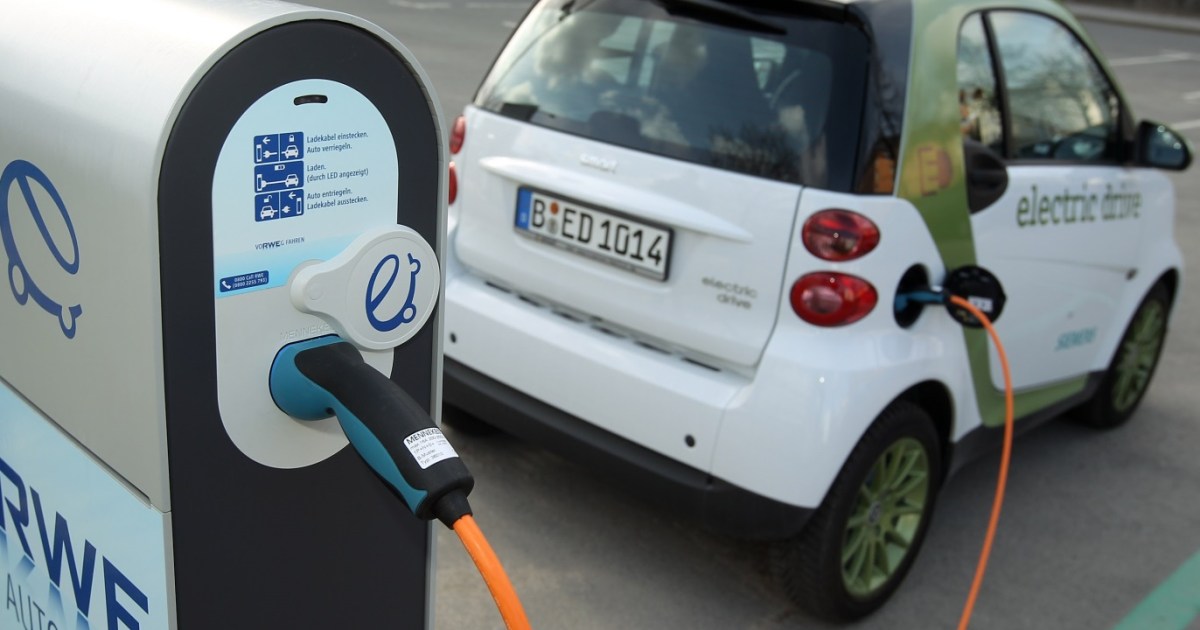 بالمنزل والطريق.. كل ما تحتاج معرفته عن شواحن السيارات الكهربائية