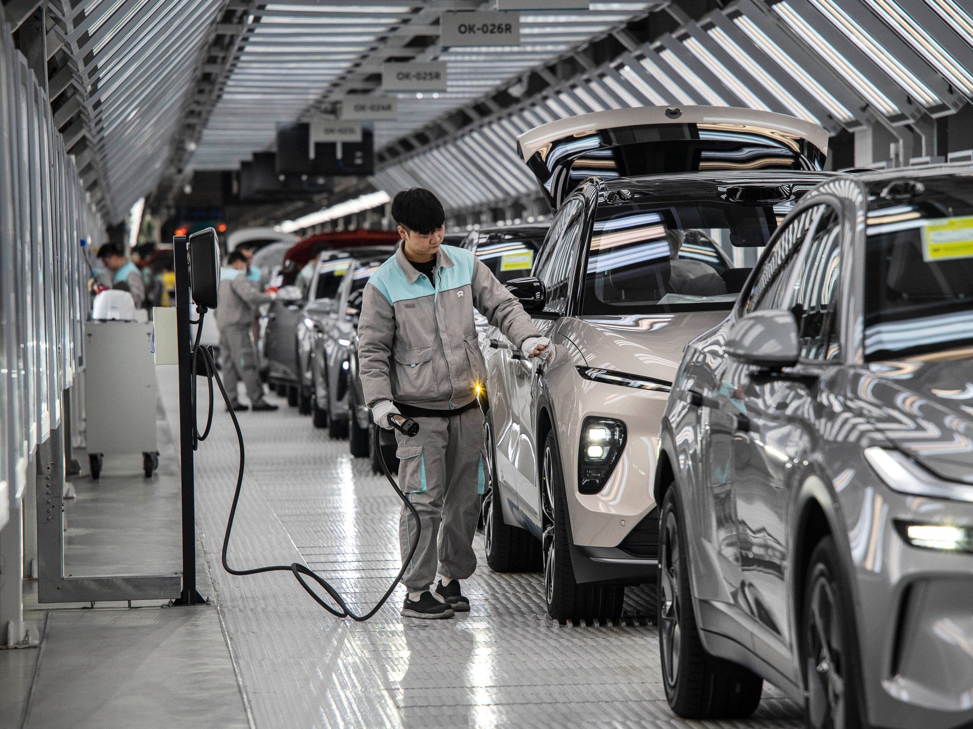 لماذا تبدو السيارات الكهربائية أثقل من التقليدية؟