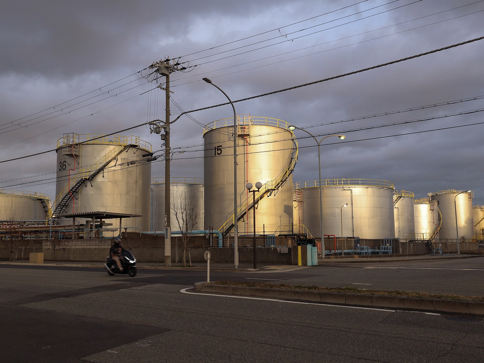 مصافي آسيا تخفض الإنتاج مع تراجع إمداداتها من الخام