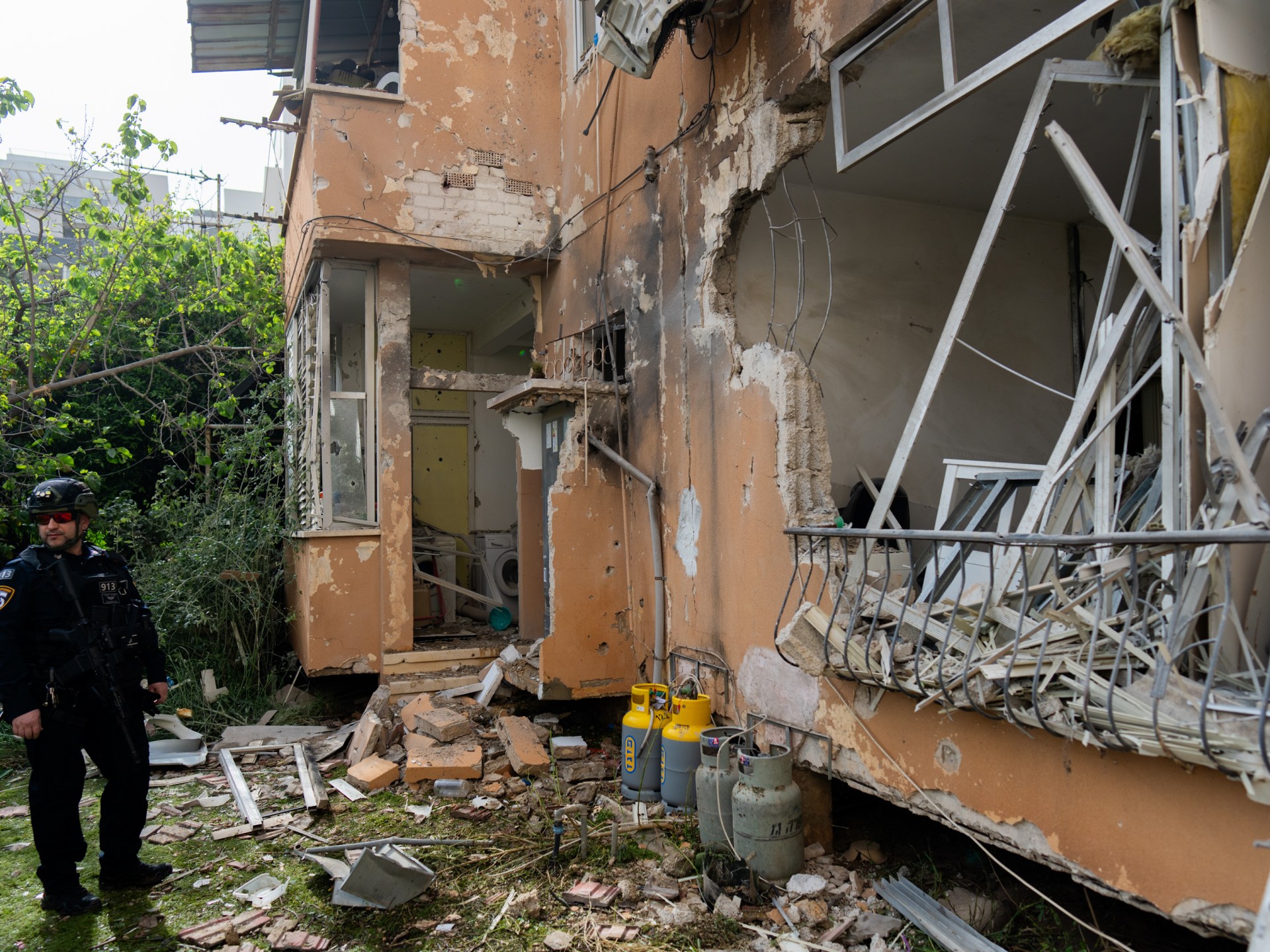 قنابل عنقودية تسقط قرب وزارة الدفاع الإسرائيلية ومقر هيئة الأركان