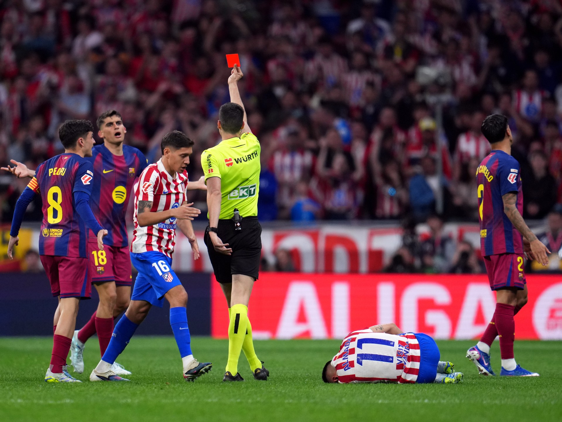 أتلتيكو مدريد يشكو حكم مباراته ضد برشلونة ويرفض "التحيز الواضح"
