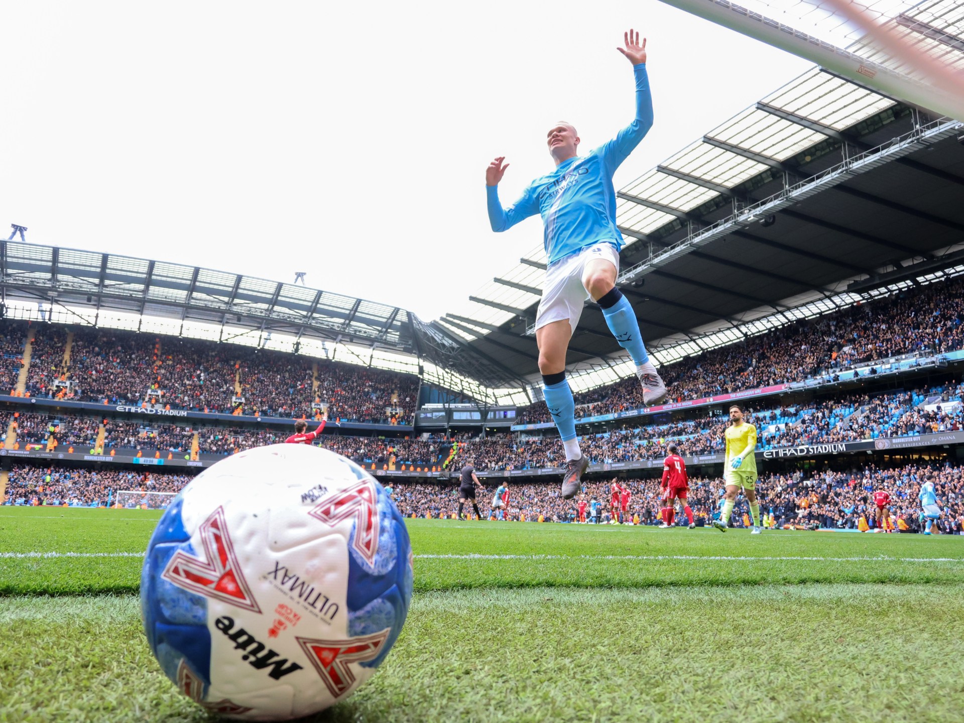 "هاتريك" كل 16 مباراة.. هالاند يتفوق رقميا على ميسي ورونالدو