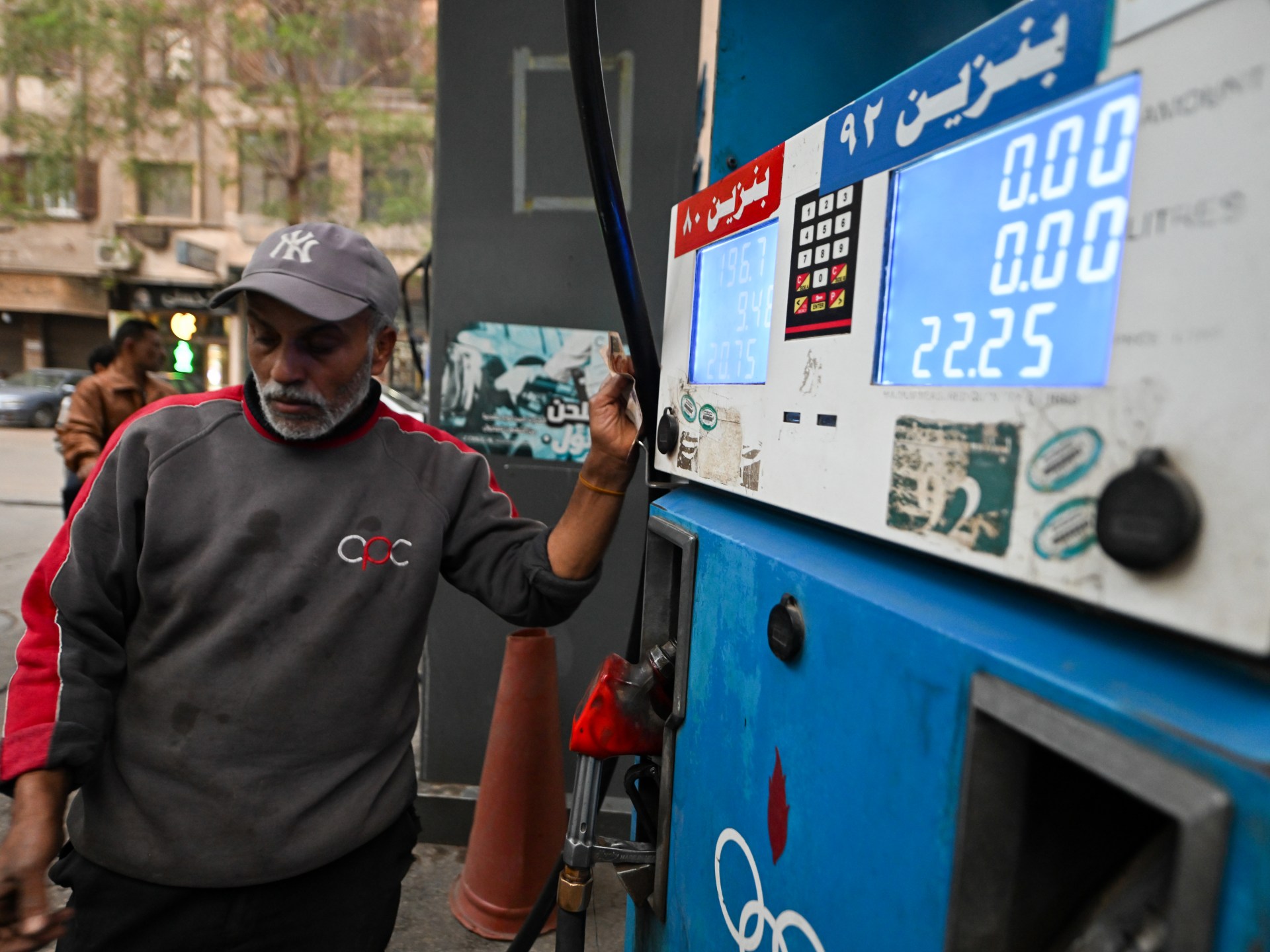 مصر.. تراجع أداء القطاع الخاص والحكومة ترفع أسعار الكهرباء