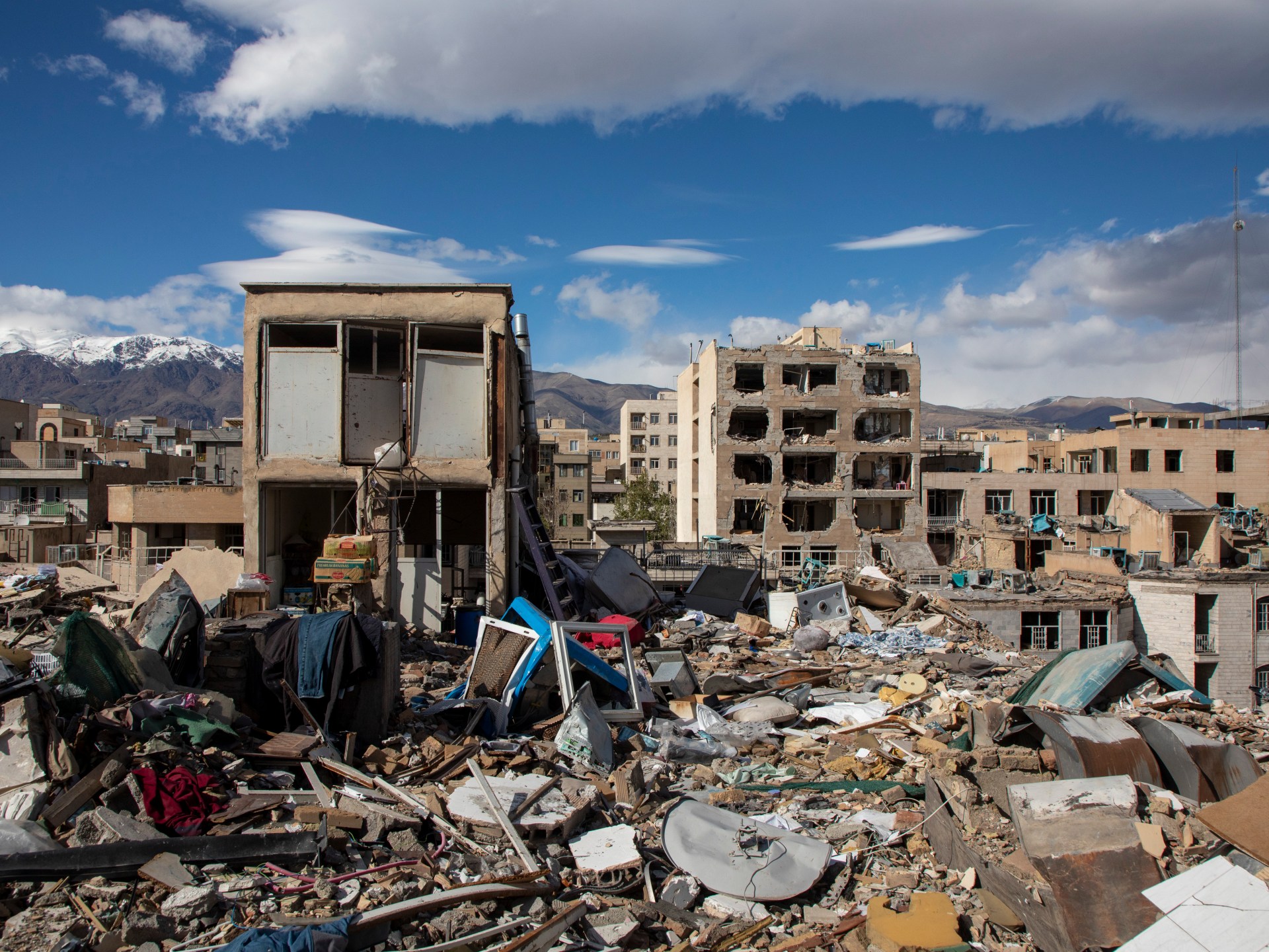 بلومبيرغ ترصد حجم الأضرار في إيران: 270 مليار دولار ودمار آلاف المباني