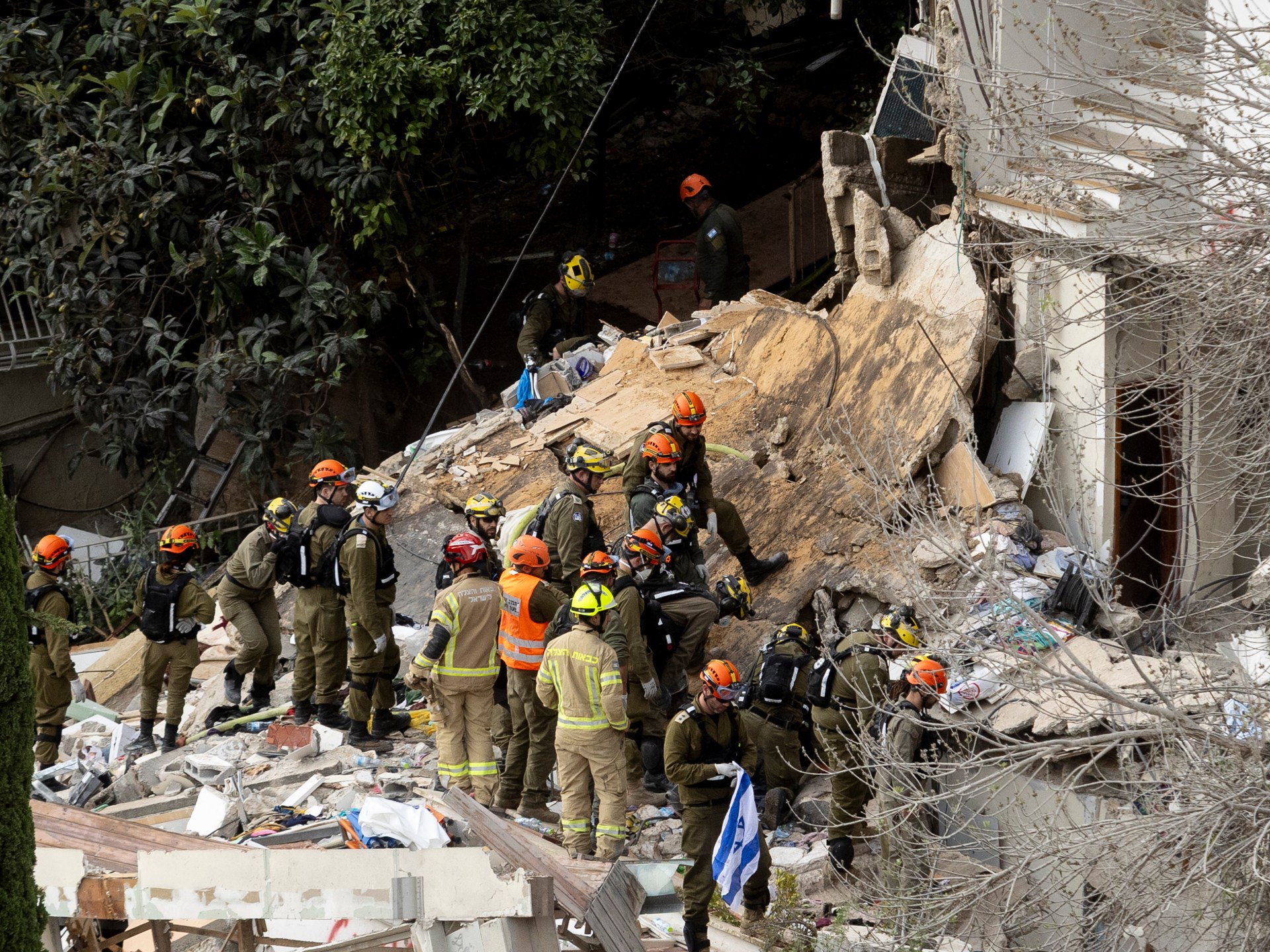 صواريخ تستهدف تل أبيب وتحذير إسرائيلي للإيرانيين من استخدام القطارات