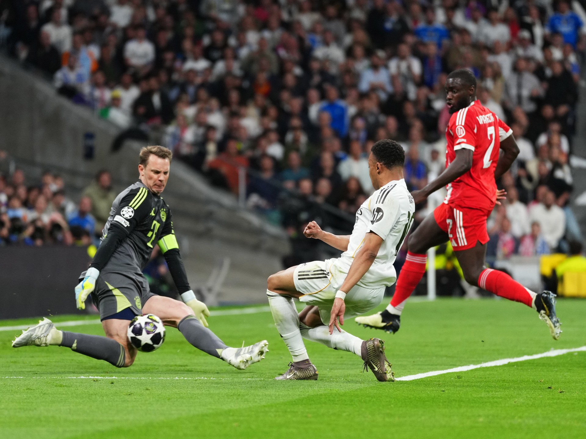شاهد.. نوير "الأربعيني" يقهر هجوم ريال مدريد برقم تاريخي