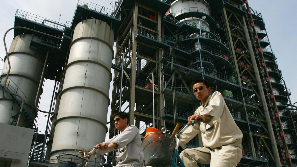 لأول مرة منذ سنوات.. الصين تشتري نفط إيران بسعر يفوق خام برنت