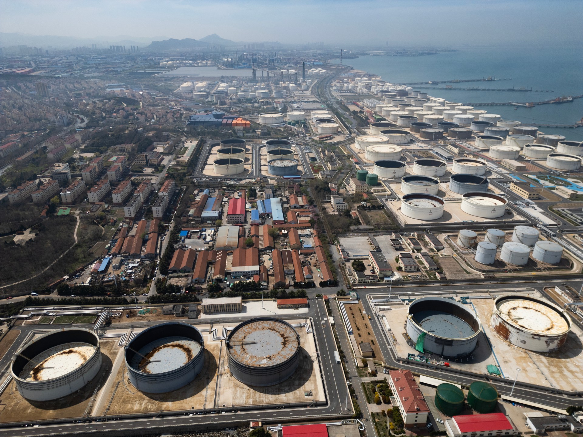 وكالة الطاقة الدولية تخفض بحدة توقعاتها لسوق النفط